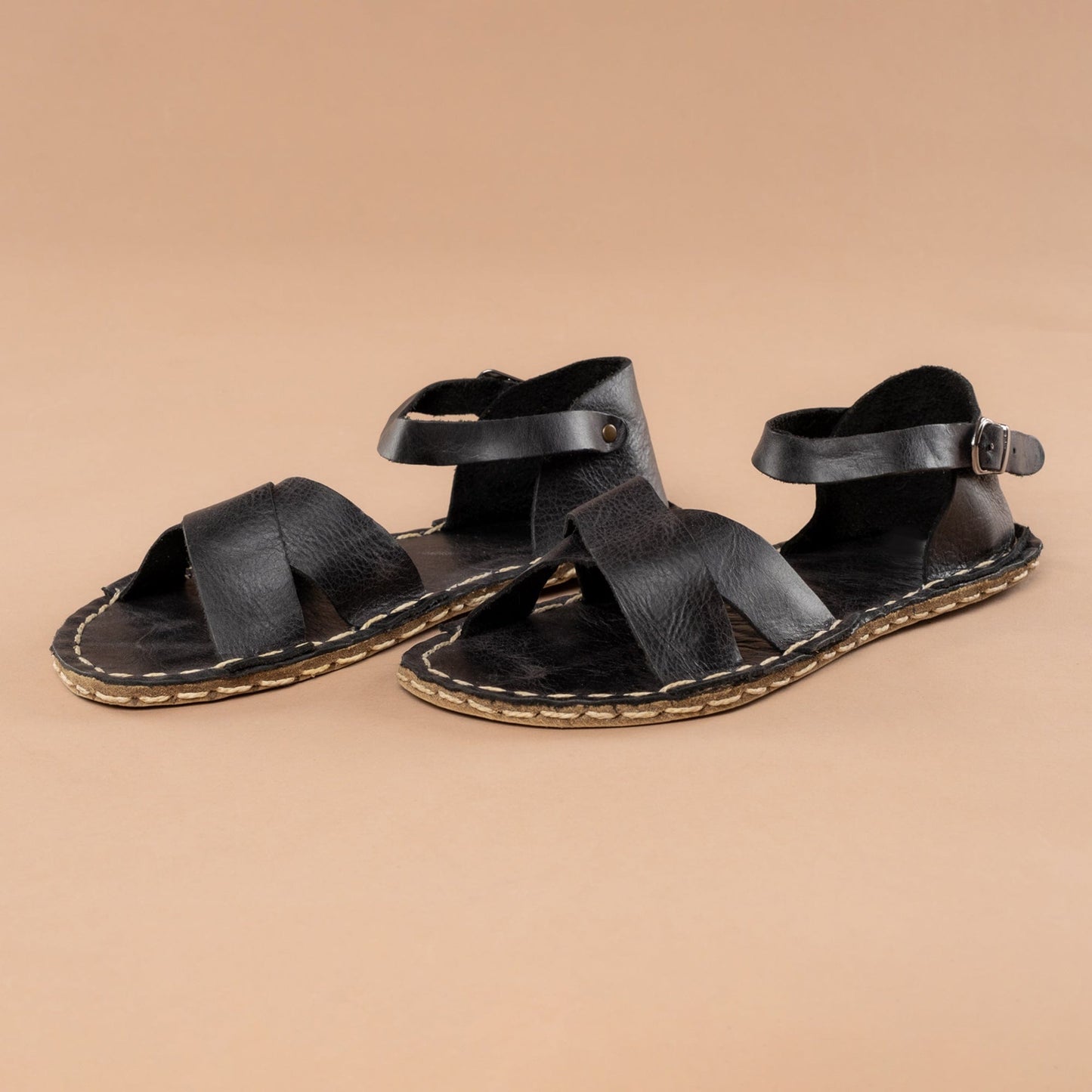 Sandalias descalzas negras entrecruzadas