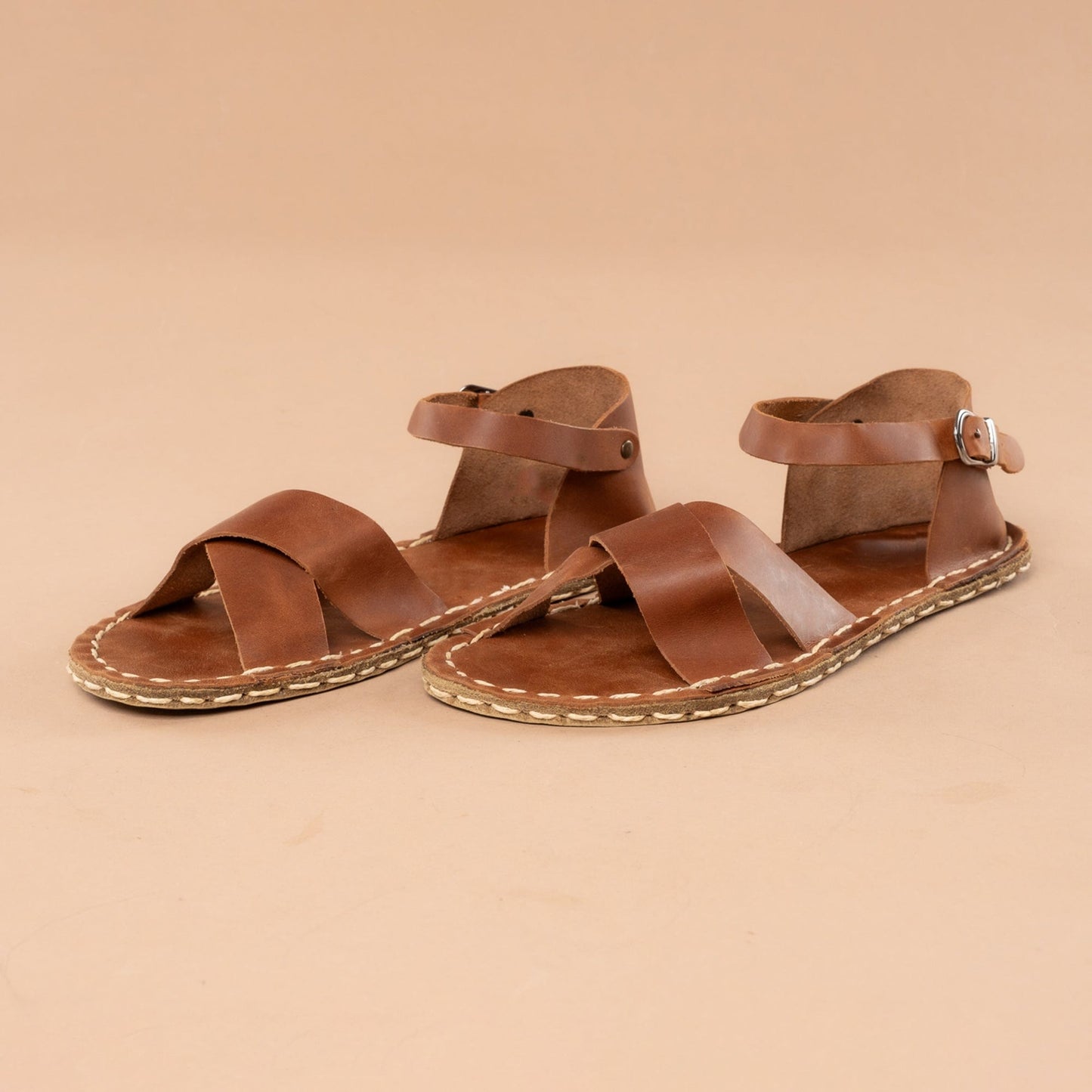 Sandalias descalzas con diseño entrecruzado de león
