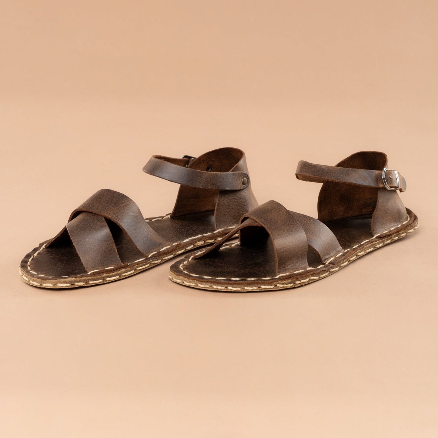 Sandalias descalzas con diseño entrecruzado en color café