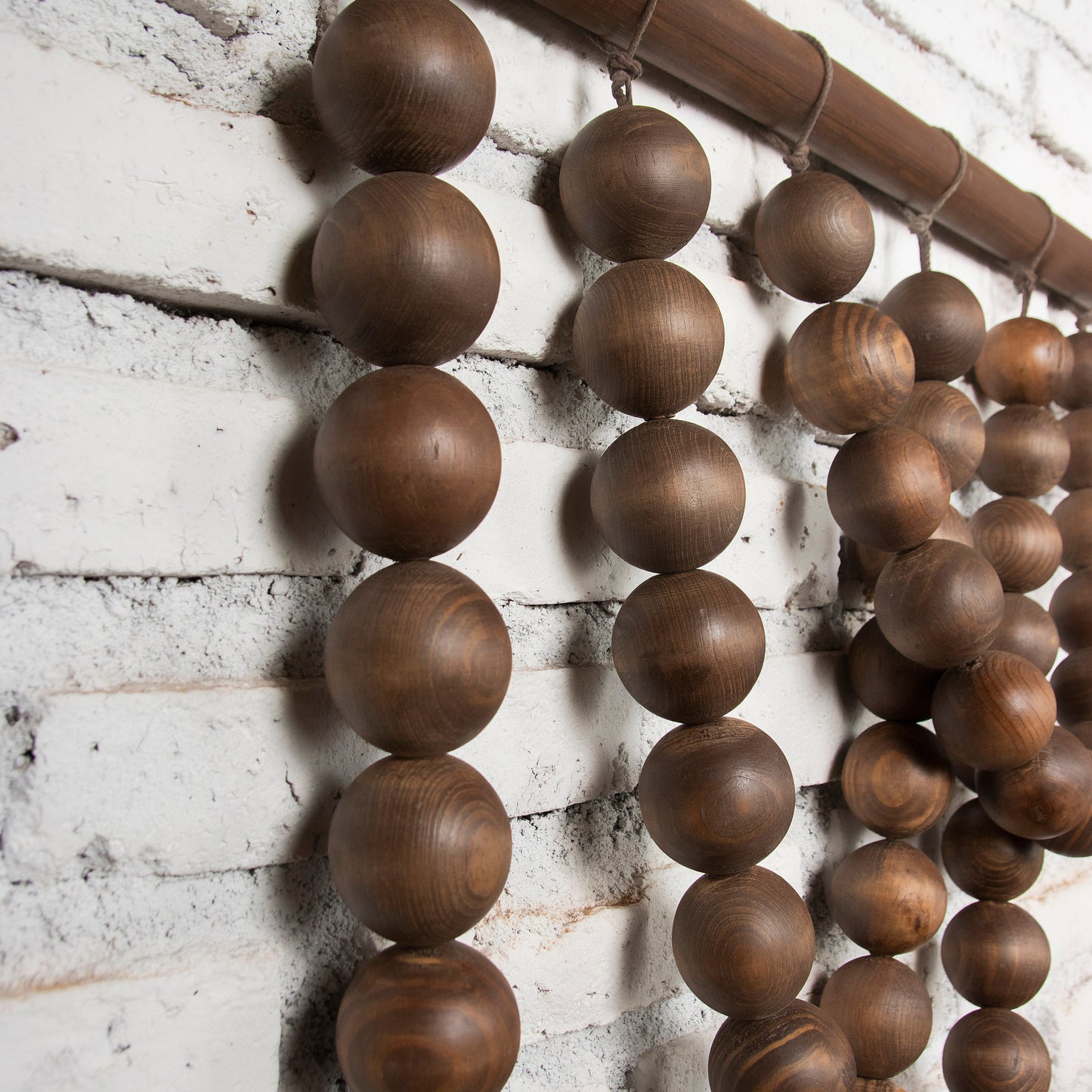 Arte mural de madera Guirnalda de Diego Olivero Studio