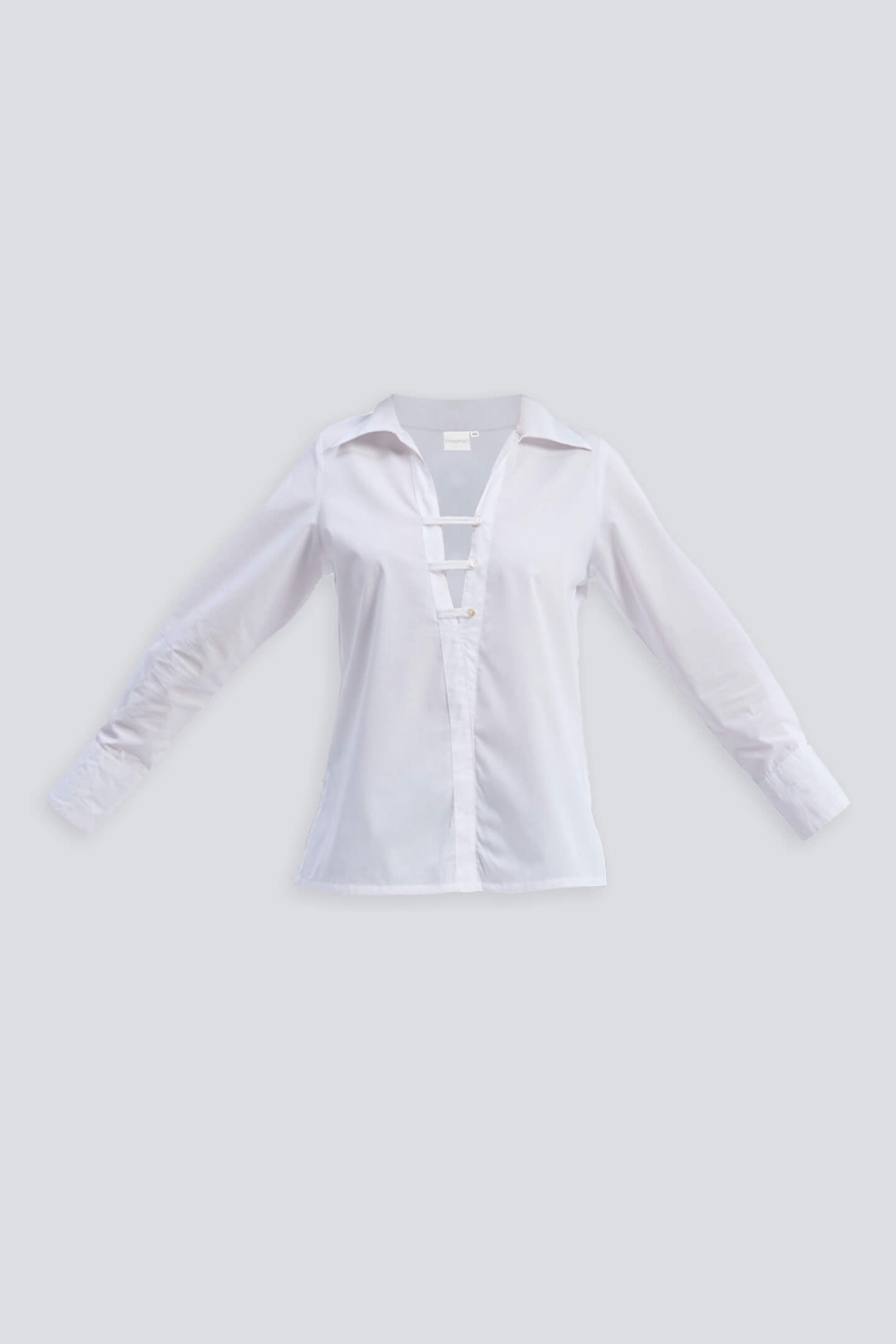 Camisa abotonada con detalles nítidos en blanco