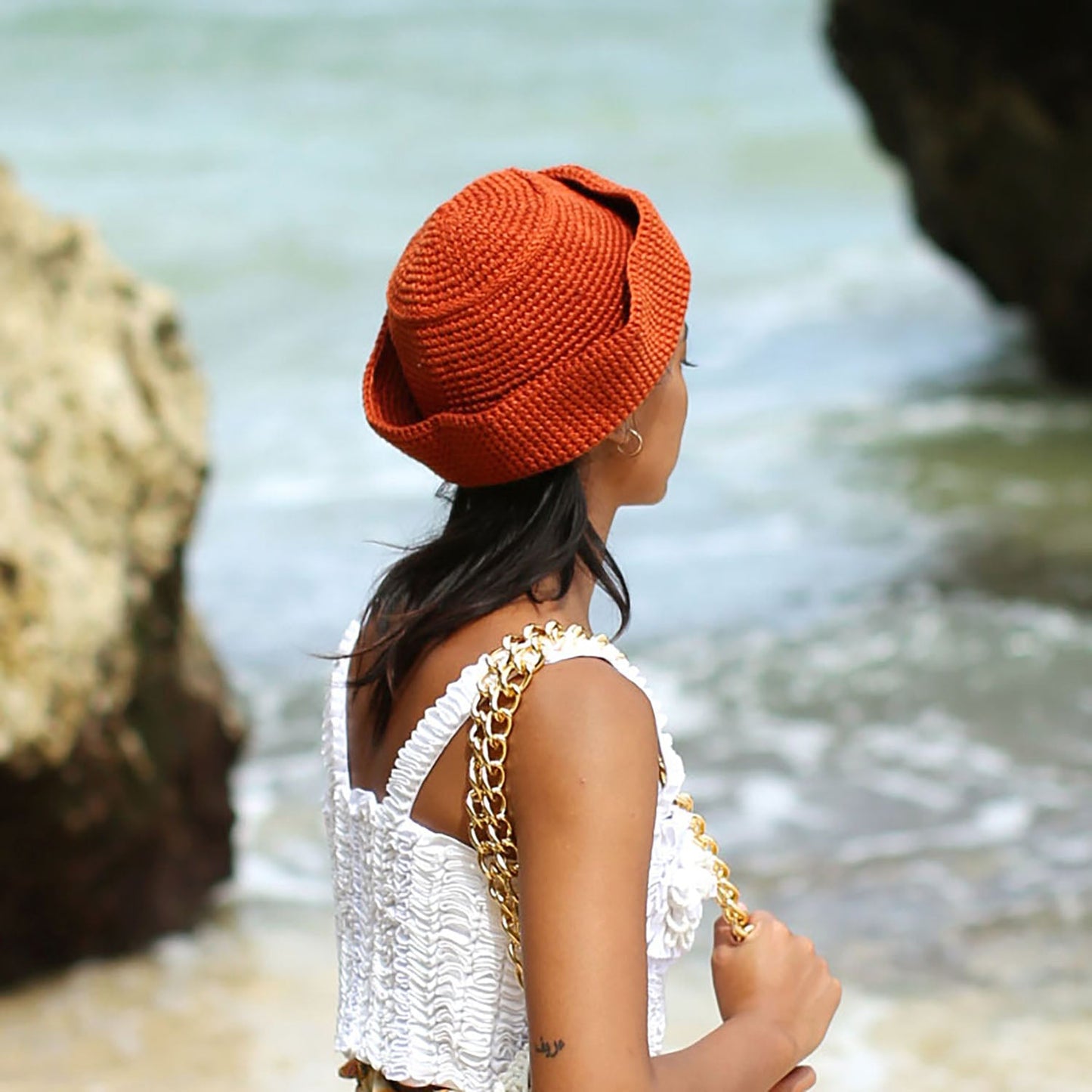 Gorro de crochet GANI en color marrón té rooibos