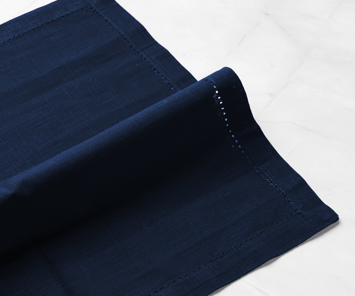 Servilletas azul marino con dobladillo
