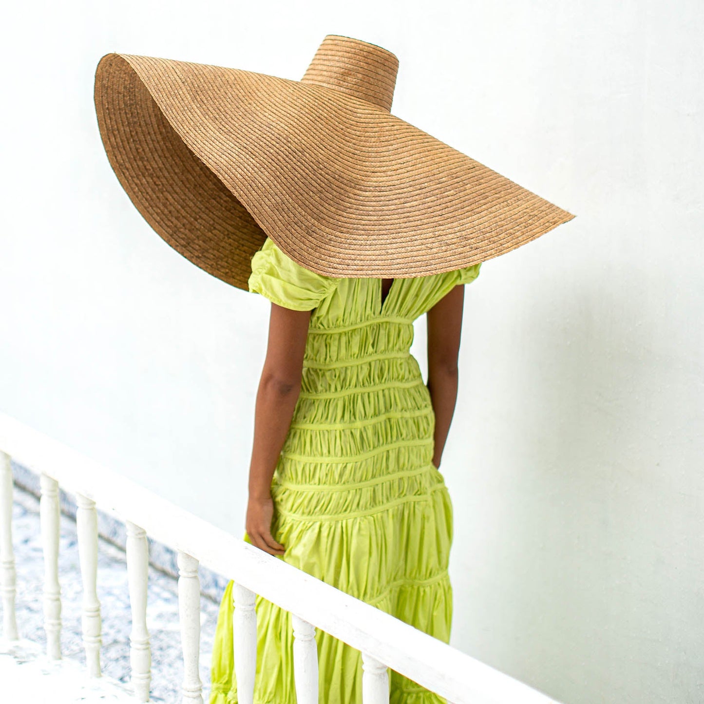 Vestido largo con volantes SRIKANDI en verde lima