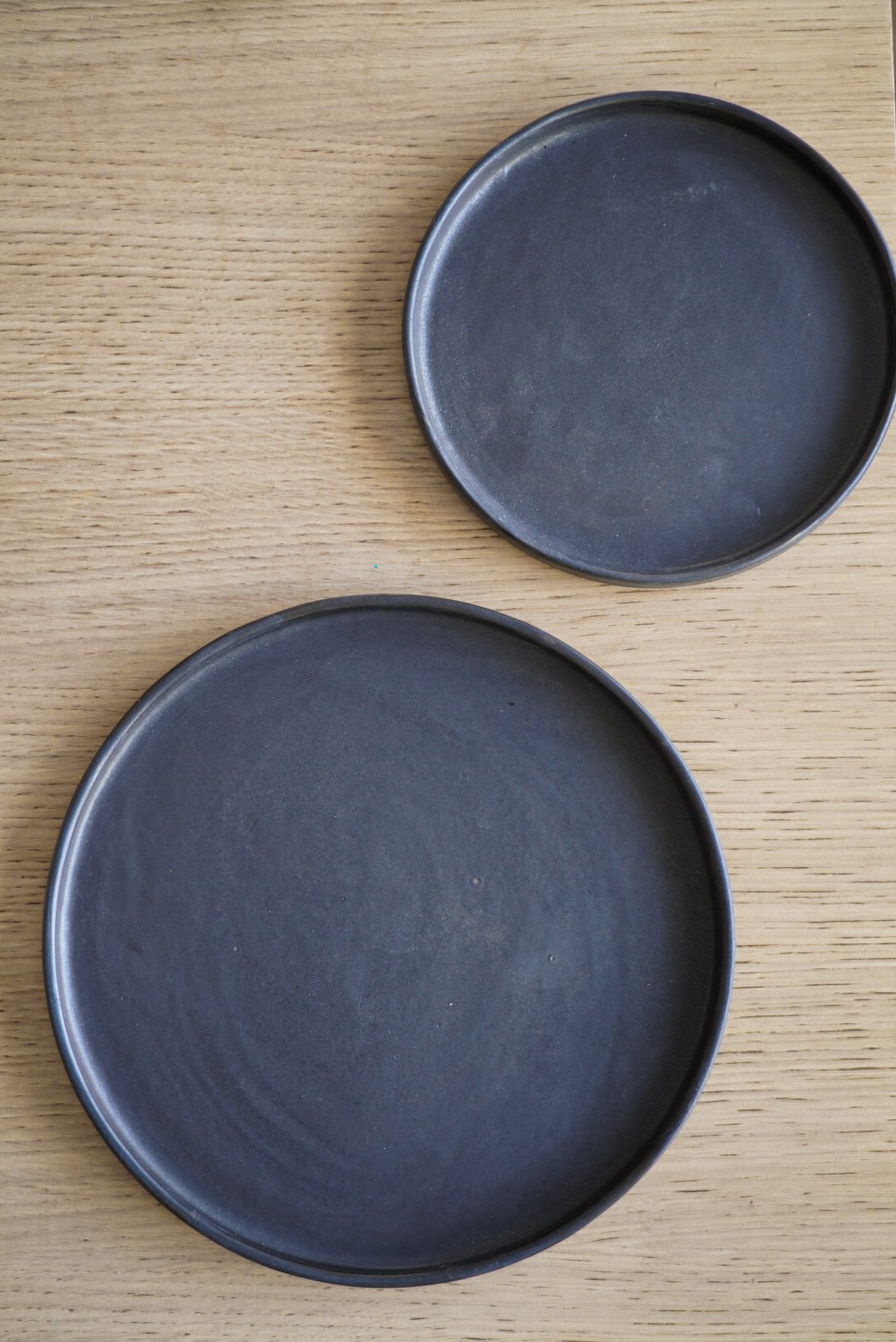 Plato llano de gres negro mate