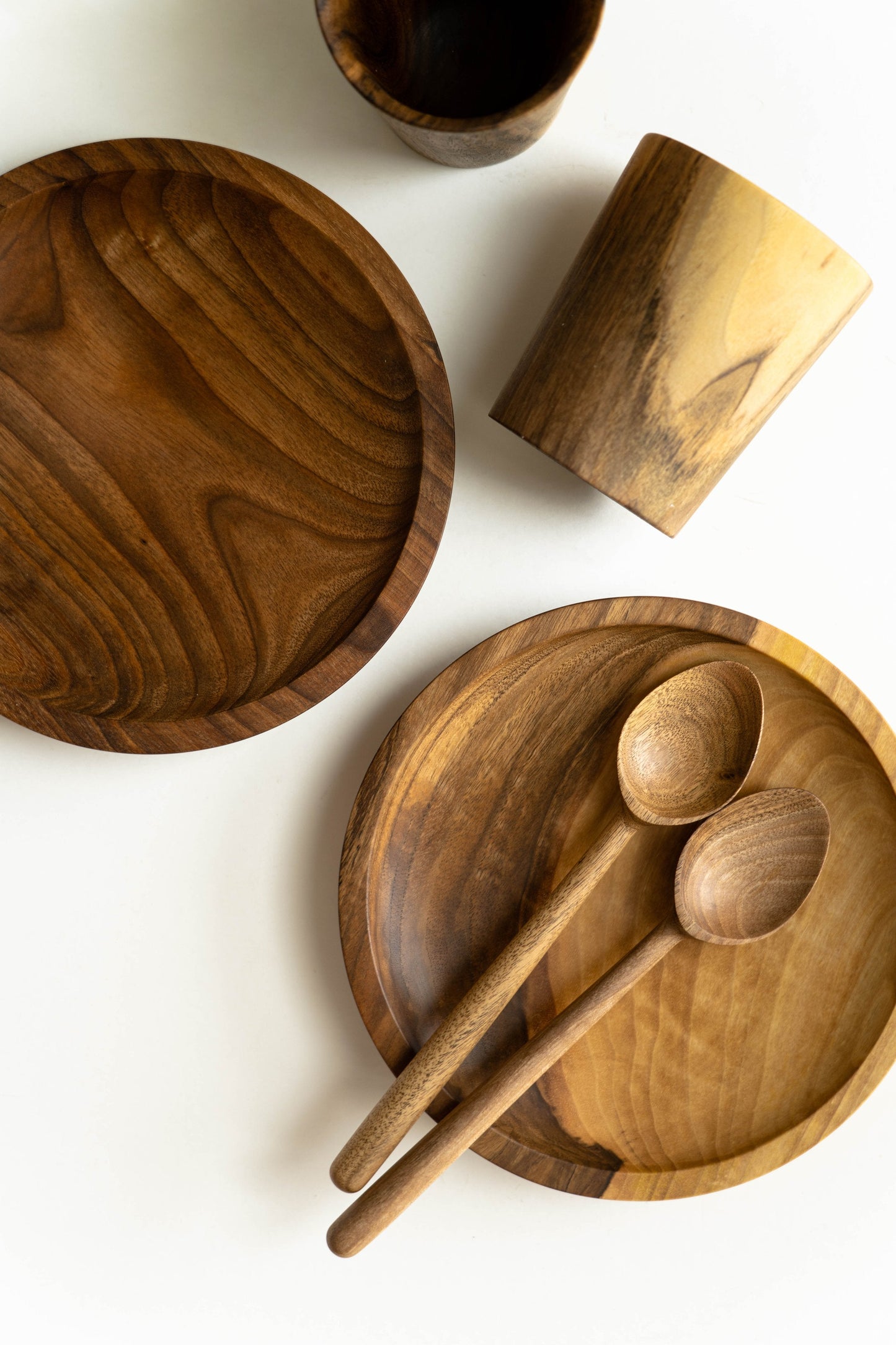 Plato de madera tallado a mano
