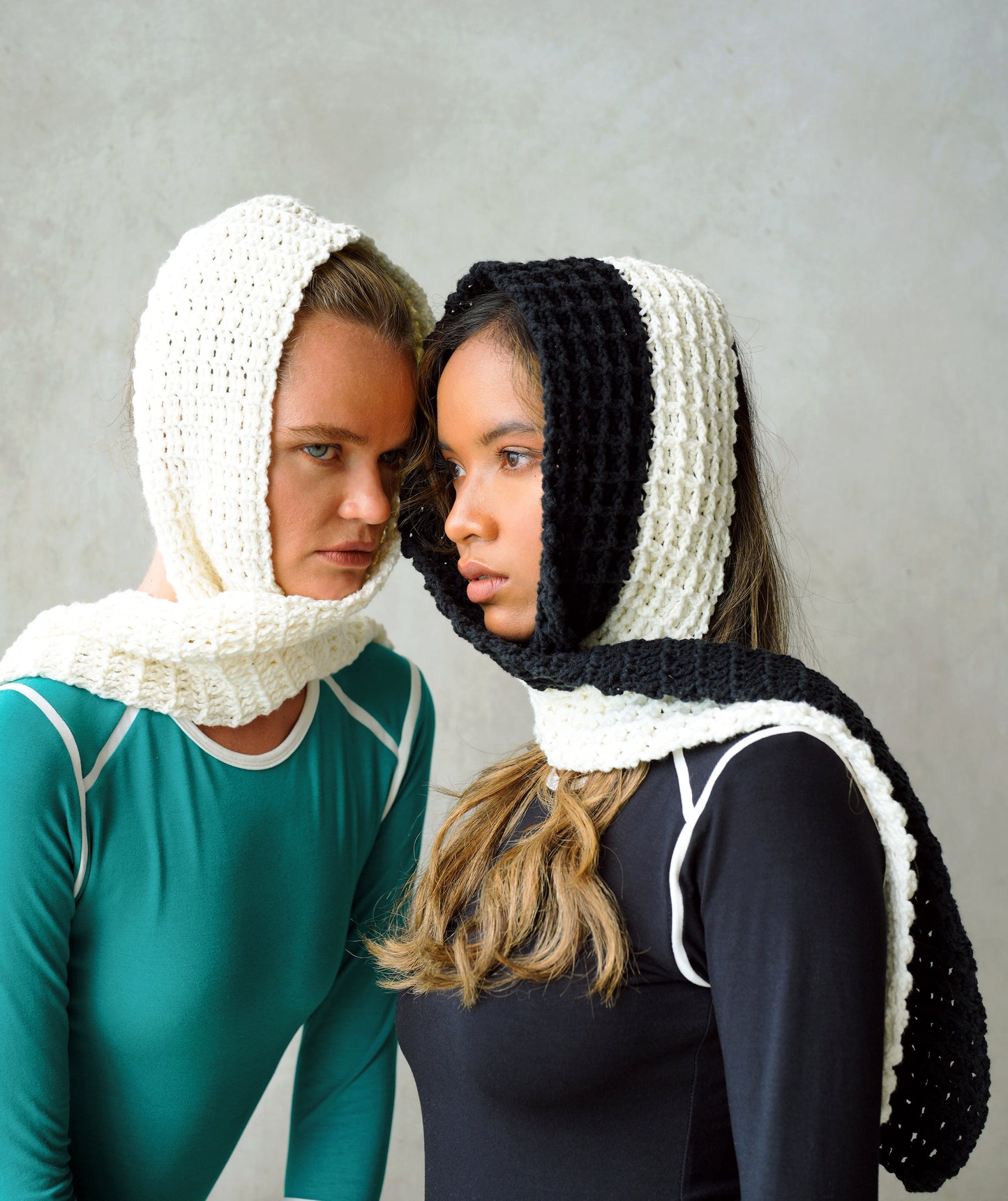 Bufanda de crochet WAFFLE en negro y blanco roto