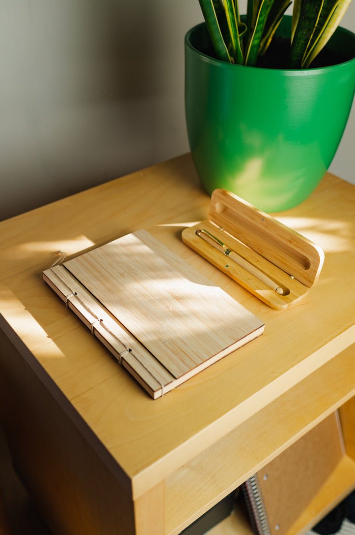 Bolígrafo de bambú en estuche