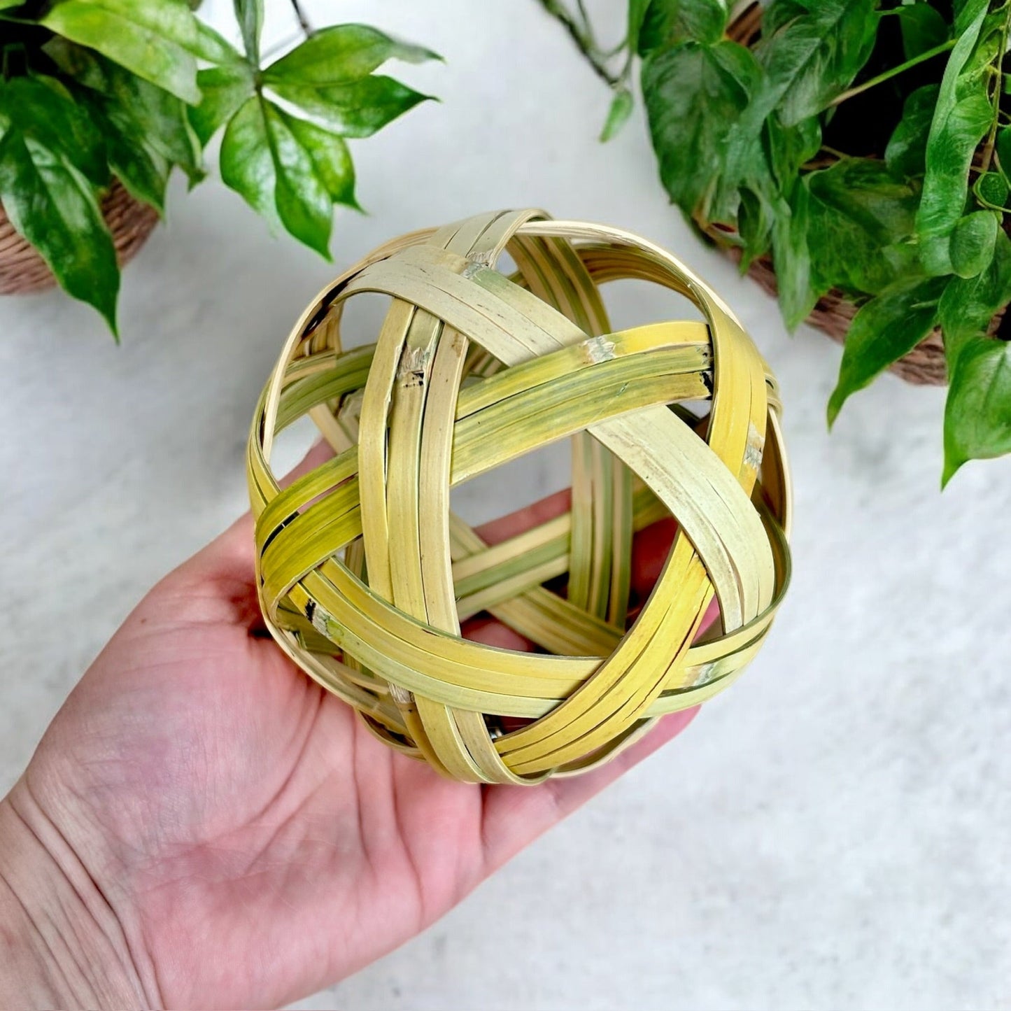 Bola decorativa de bambú tejida a mano
