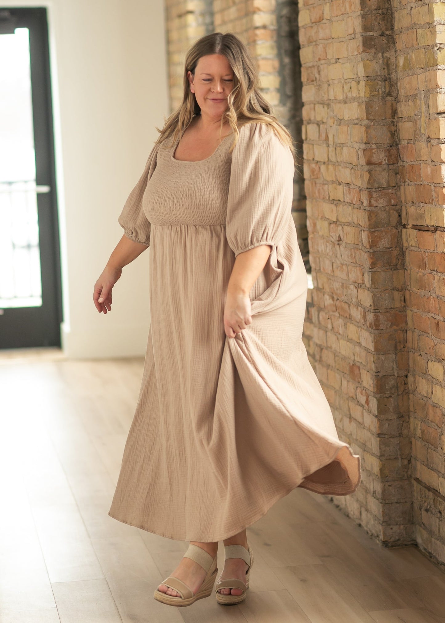 Vestido de Gasa Kayleen Tan con Cuerpo Fruncido - VENTA FINAL