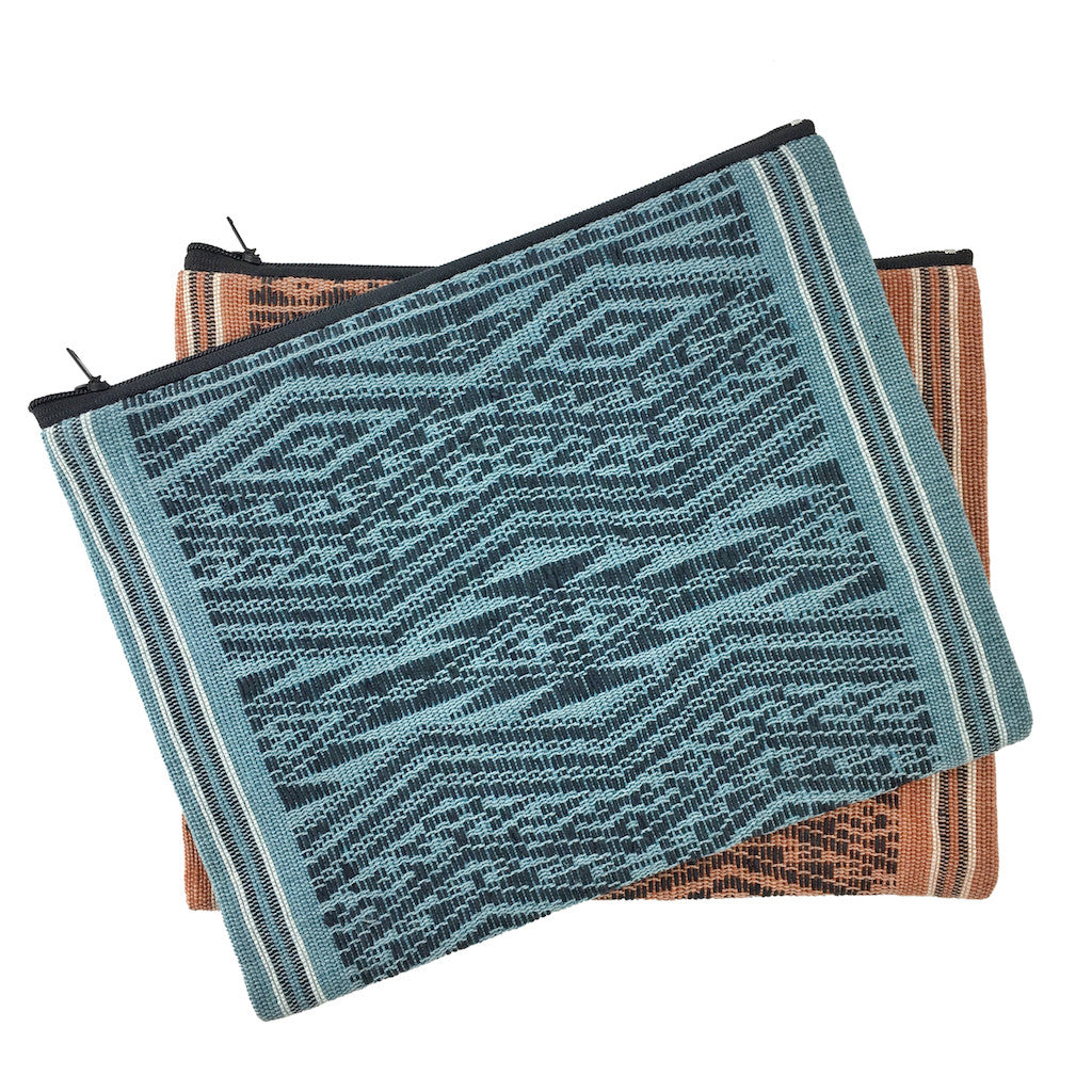 Clutch tribal tejido con diseño oceánico