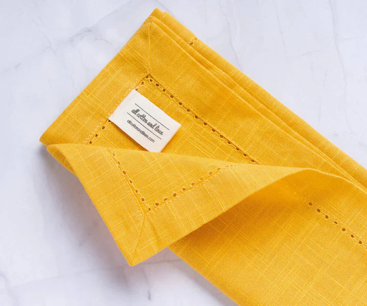 Servilletas amarillas con dobladillo