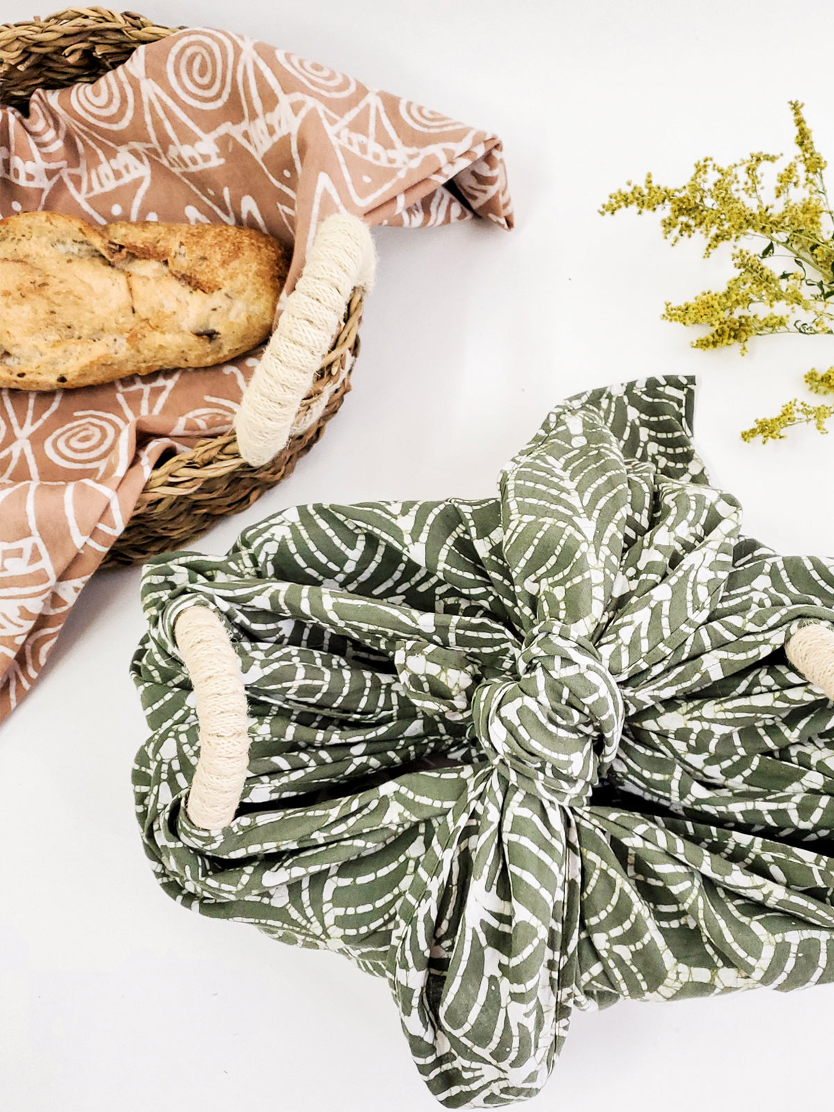 Set de regalo de cesta y calentador de pan con paño de cocina - Flor