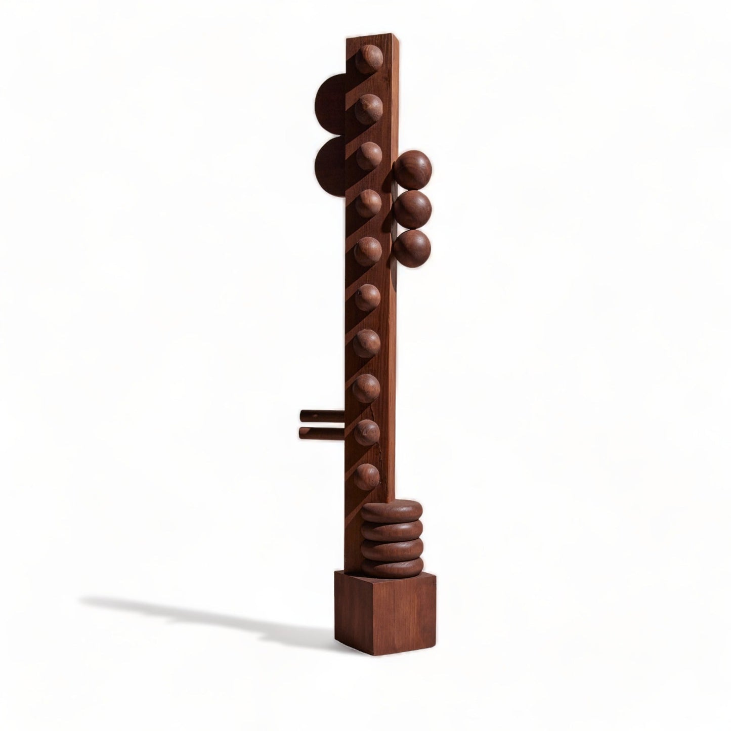 Escultura de madera Nunca de Diego Olivero Studio