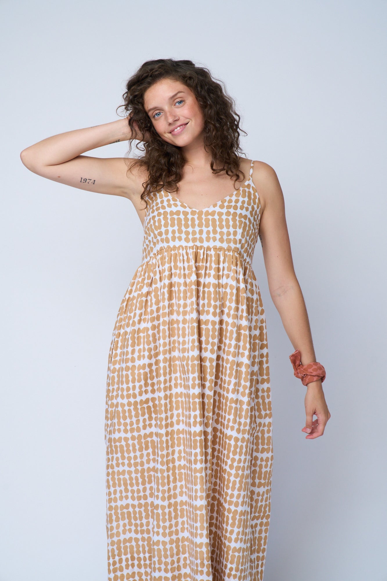 Vestido Hamptons - Arcilla horneada con lunares desordenados
