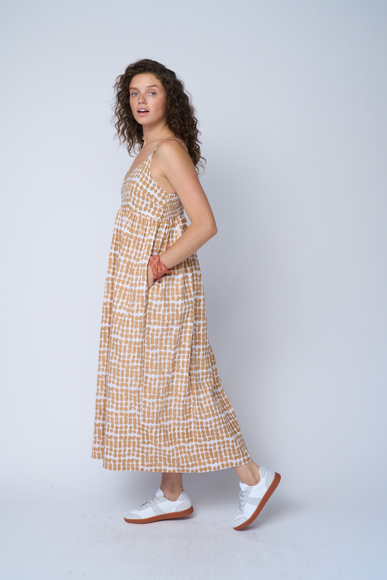 Vestido Hamptons - Arcilla horneada con lunares desordenados