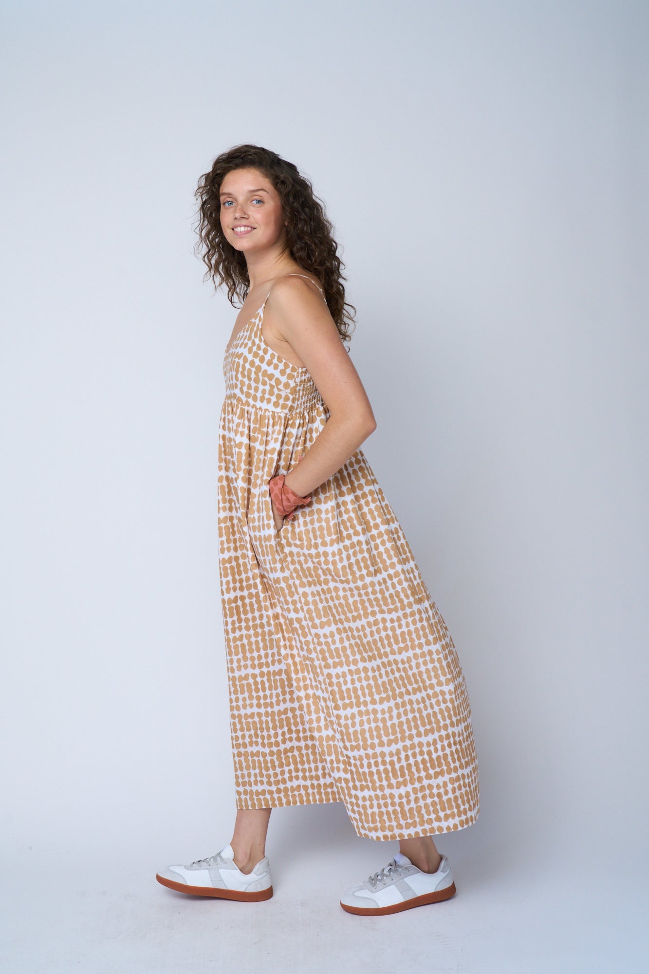 Vestido Hamptons - Arcilla horneada con lunares desordenados