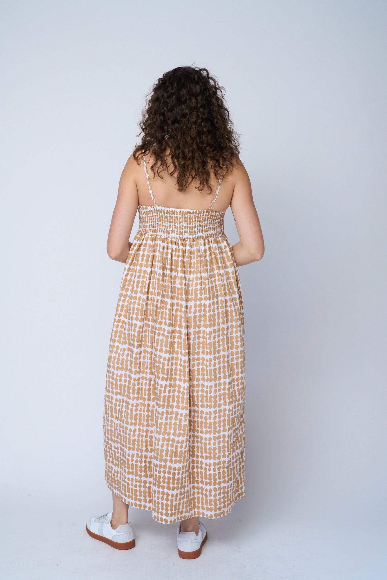 Vestido Hamptons - Arcilla horneada con lunares desordenados