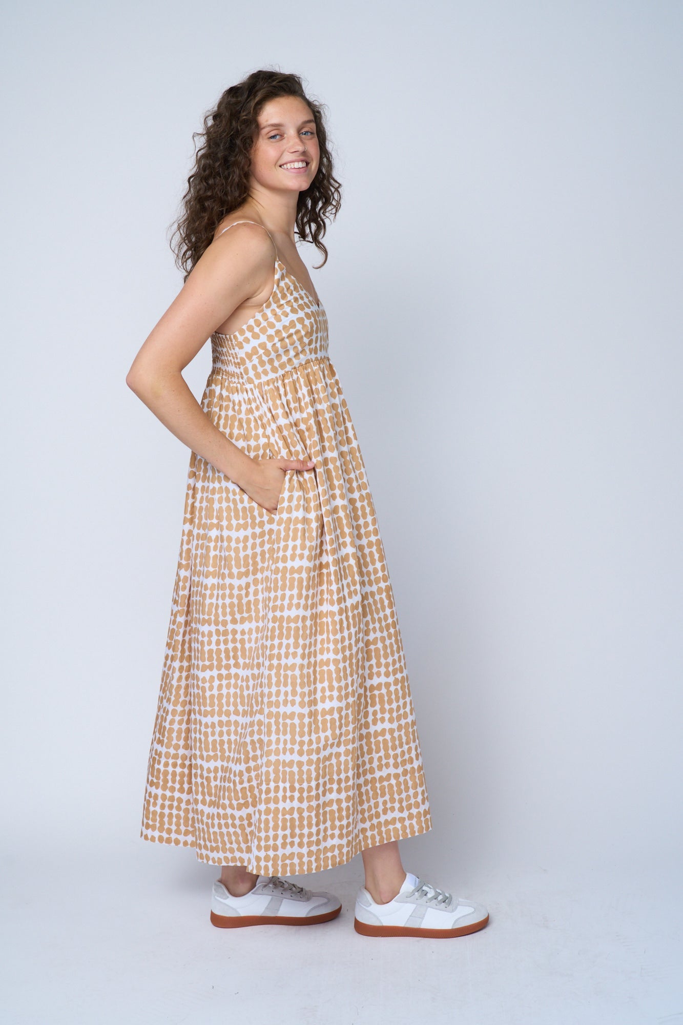 Vestido Hamptons - Arcilla horneada con lunares desordenados