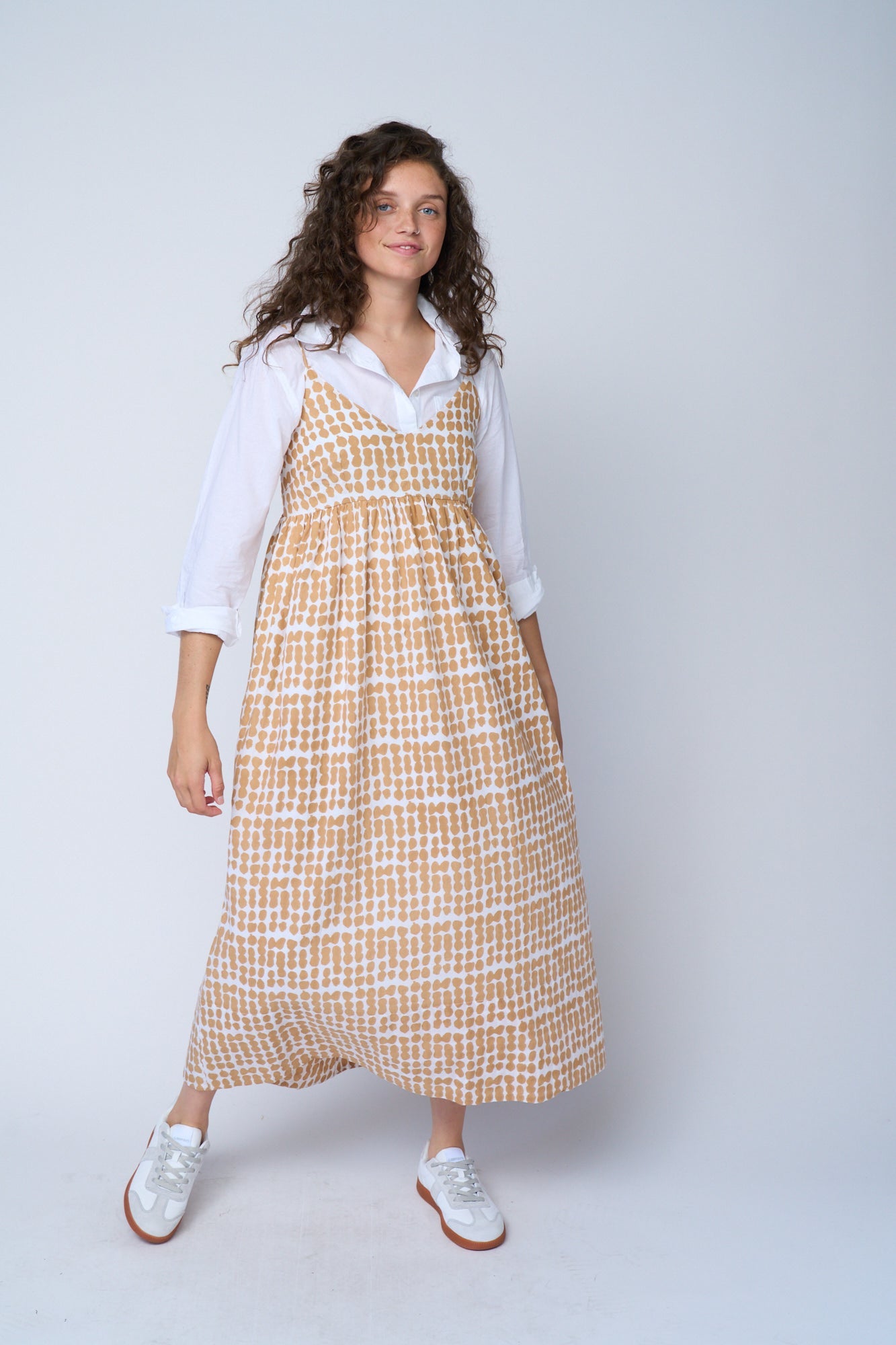 Vestido Hamptons - Arcilla horneada con lunares desordenados