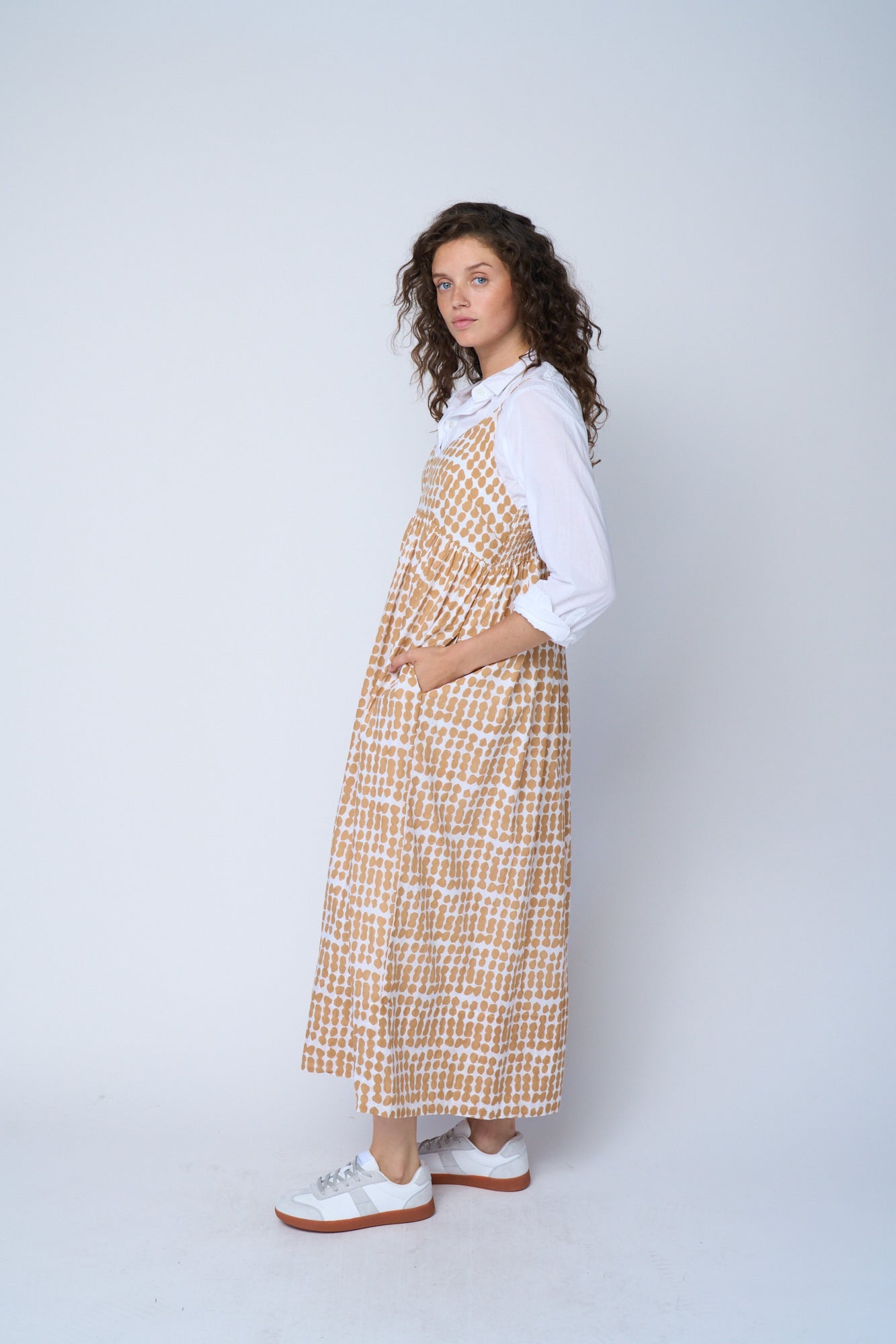 Vestido Hamptons - Arcilla horneada con lunares desordenados