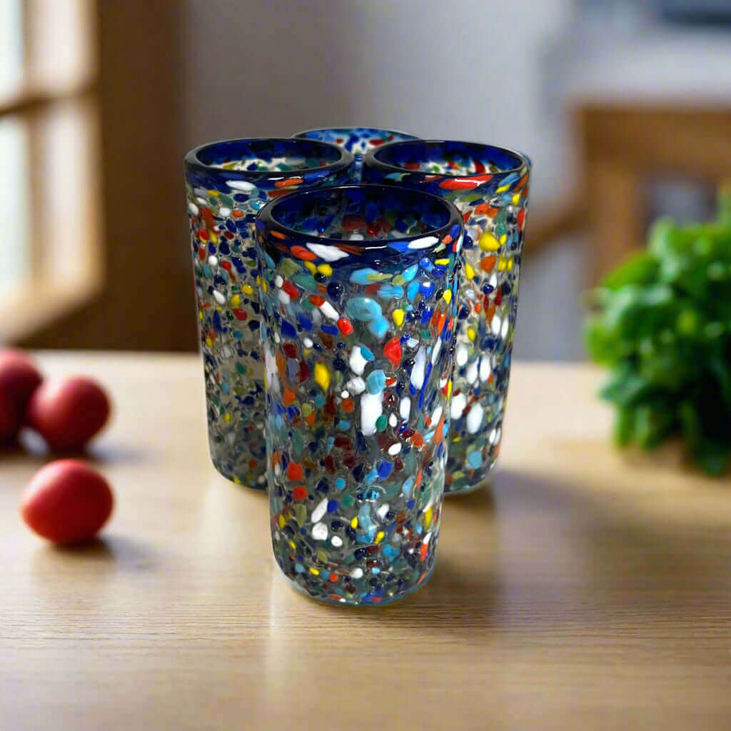 Vaso mexicano soplado a mano con borde azul y efecto confeti |