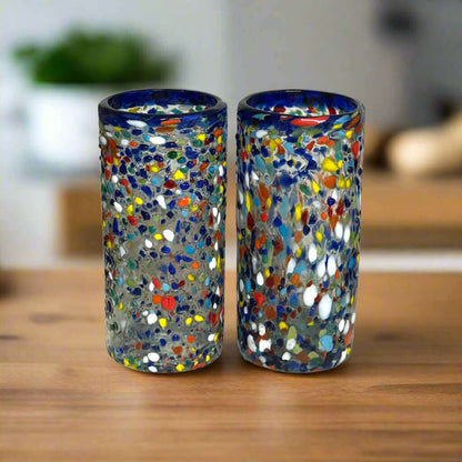 Vaso mexicano soplado a mano con borde azul y efecto confeti |
