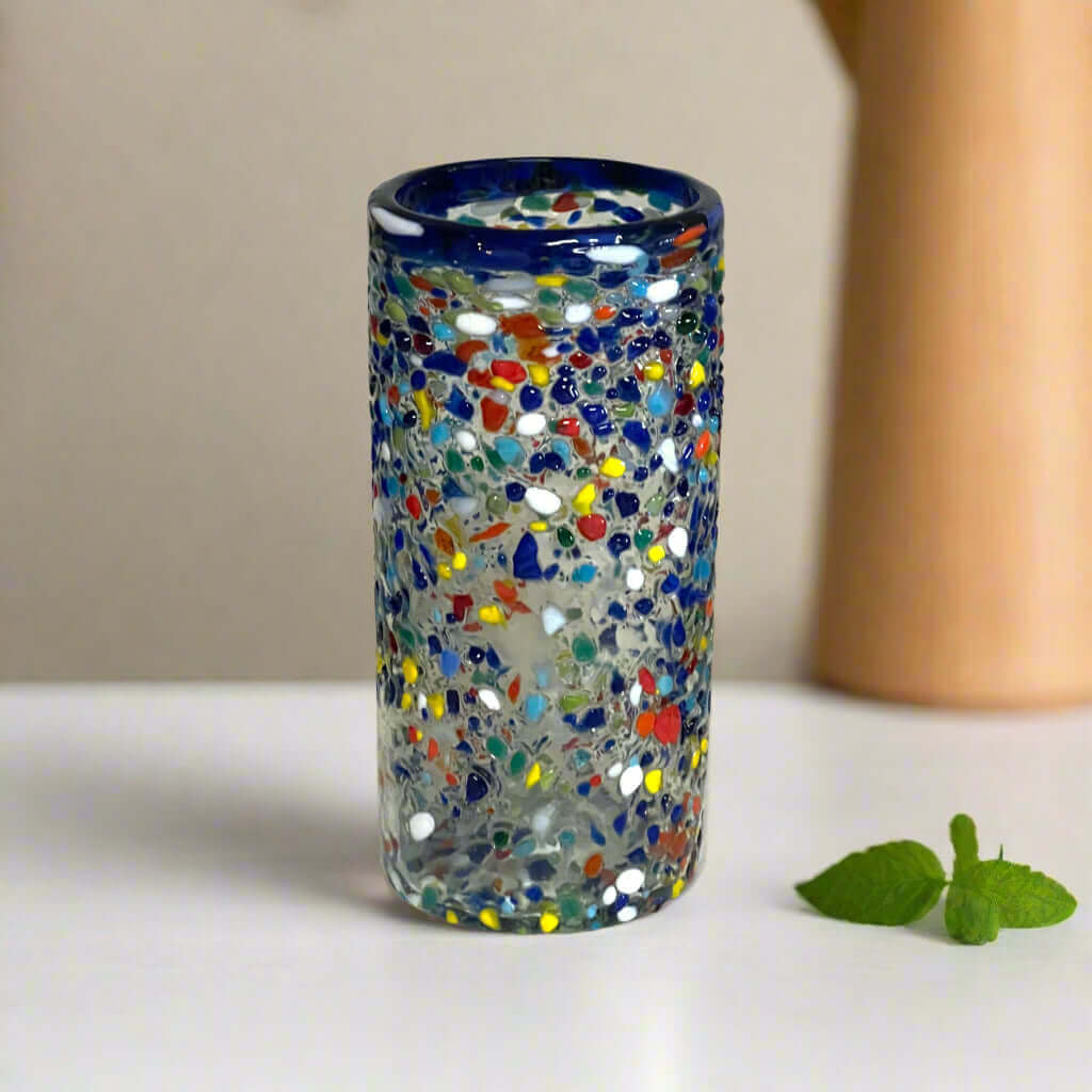 Vaso mexicano soplado a mano con borde azul y efecto confeti |