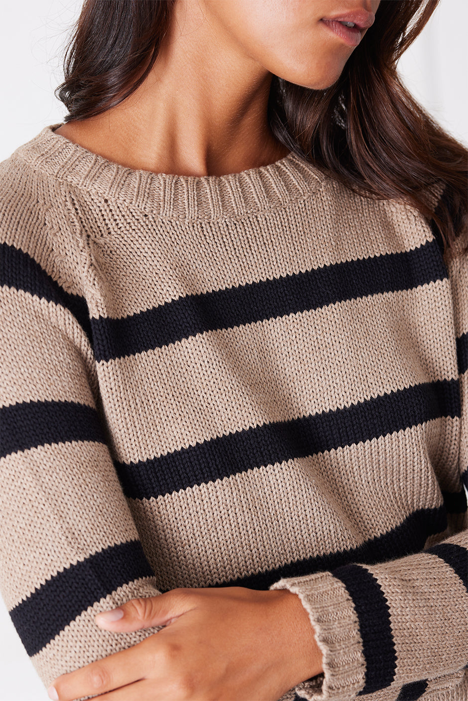 Jersey de cuello redondo Sloane a rayas en moca 