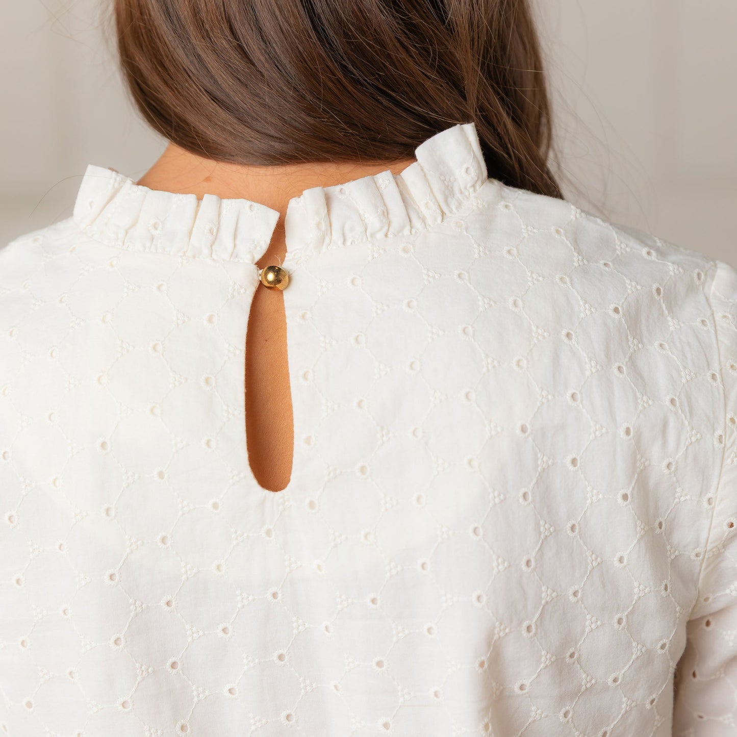 Top orgánico con volantes en el cuello