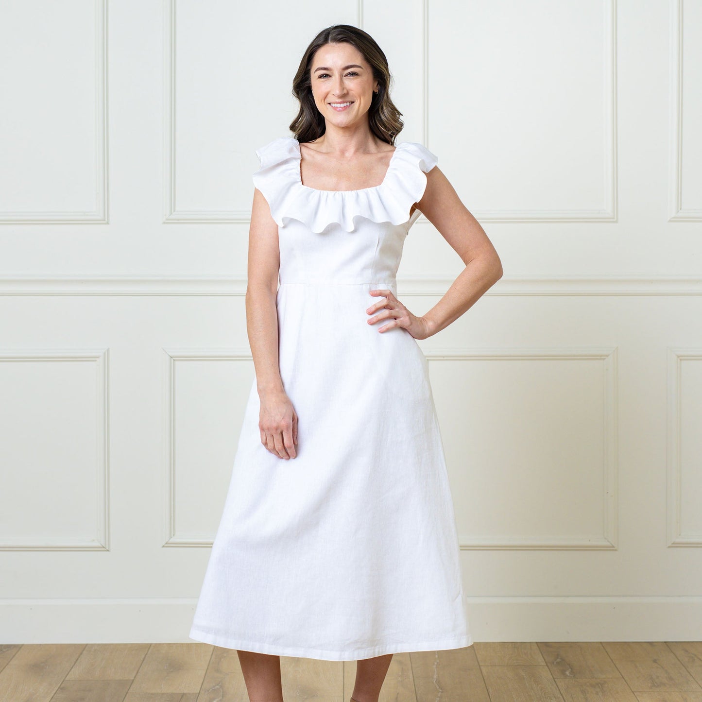 Vestido de lino con cuello con volantes