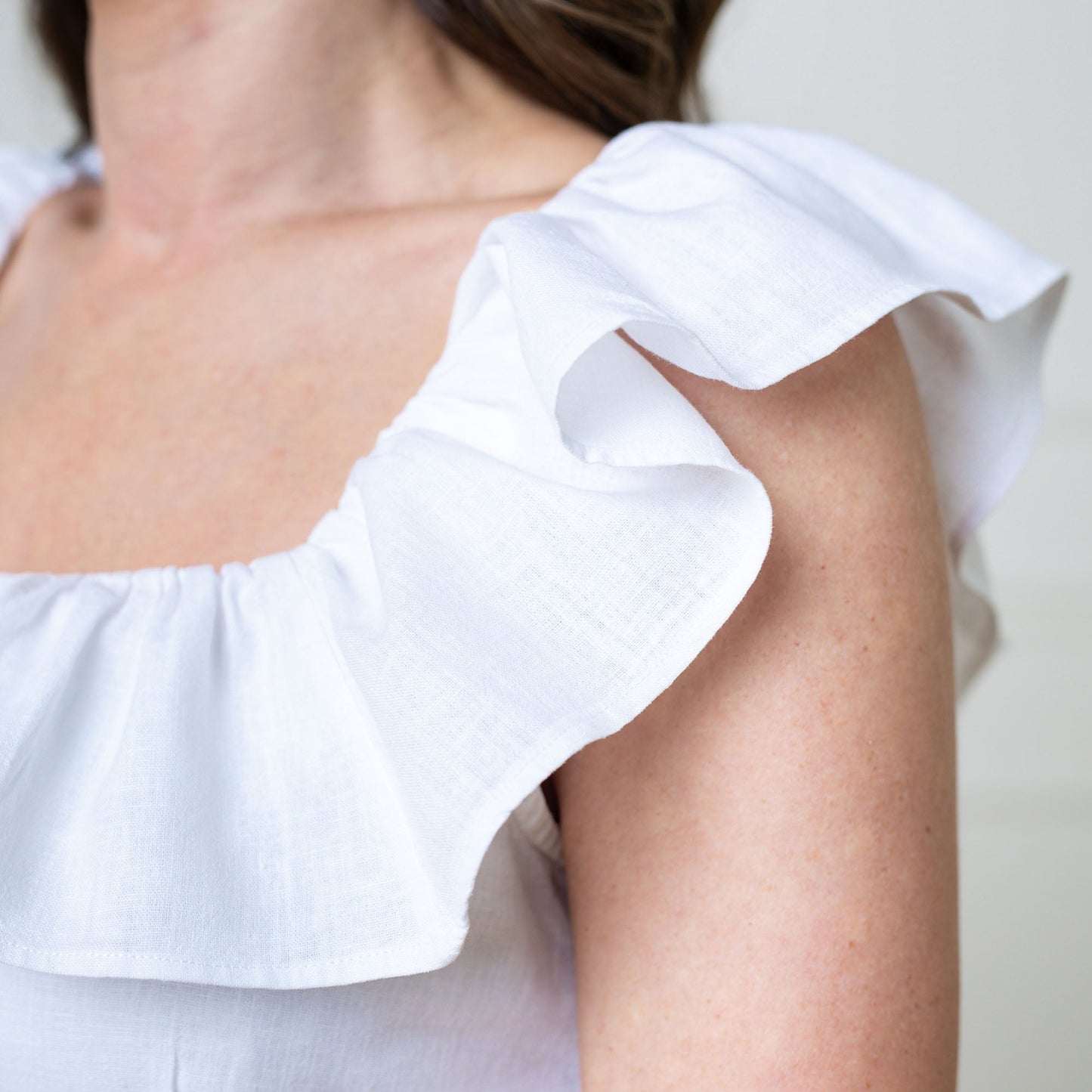 Vestido de lino con cuello con volantes