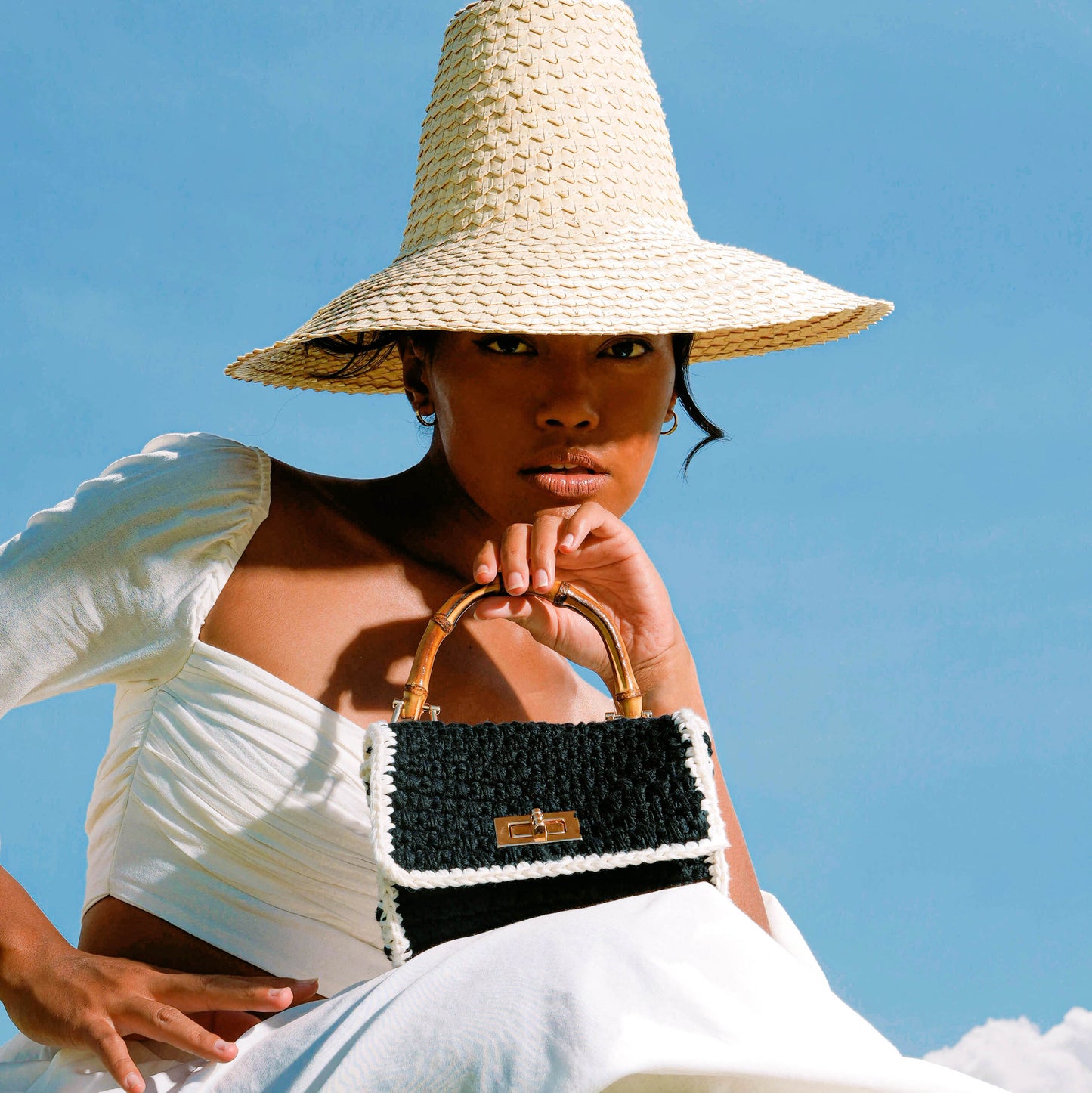 Mini bolso de crochet AIRMAIL en blanco y negro