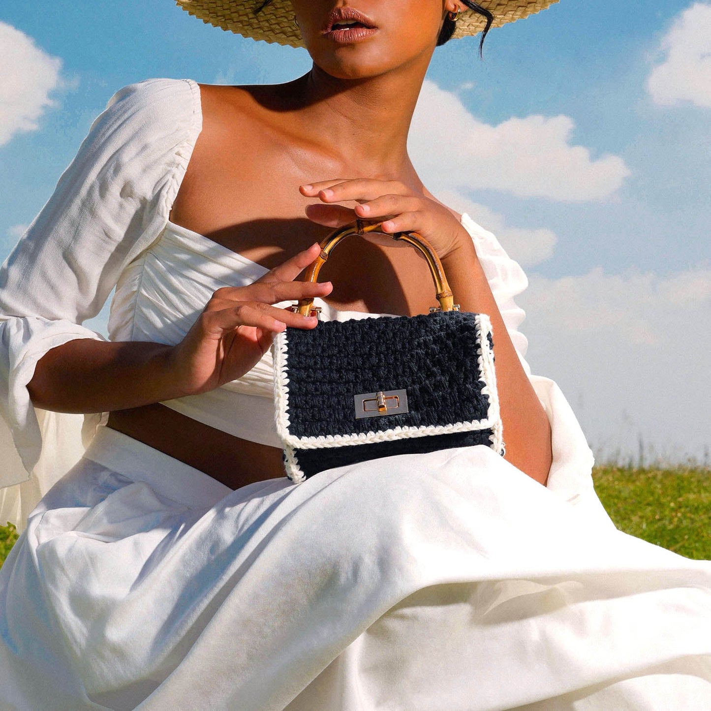 Mini bolso de crochet AIRMAIL en blanco y negro