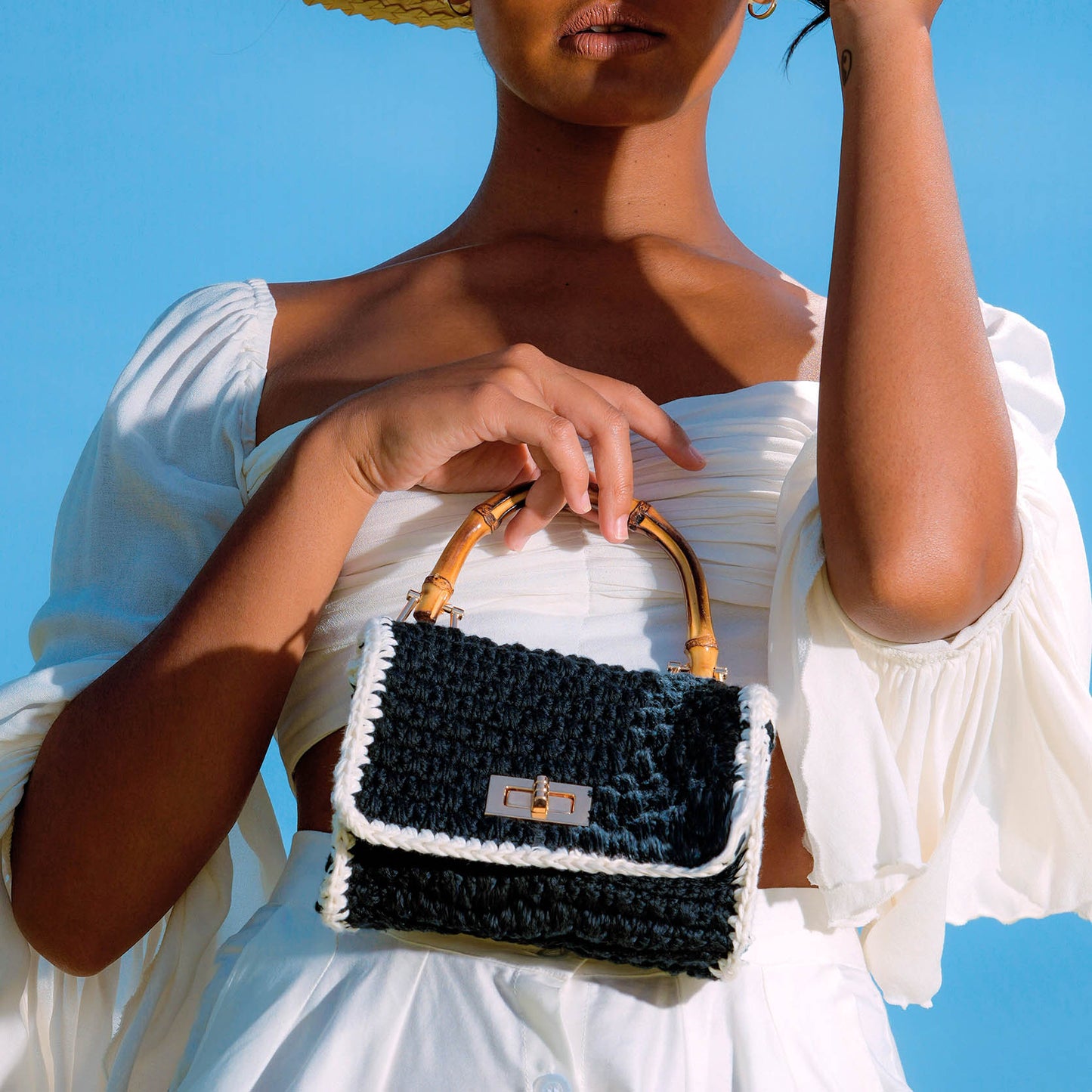 Mini bolso de crochet AIRMAIL en blanco y negro
