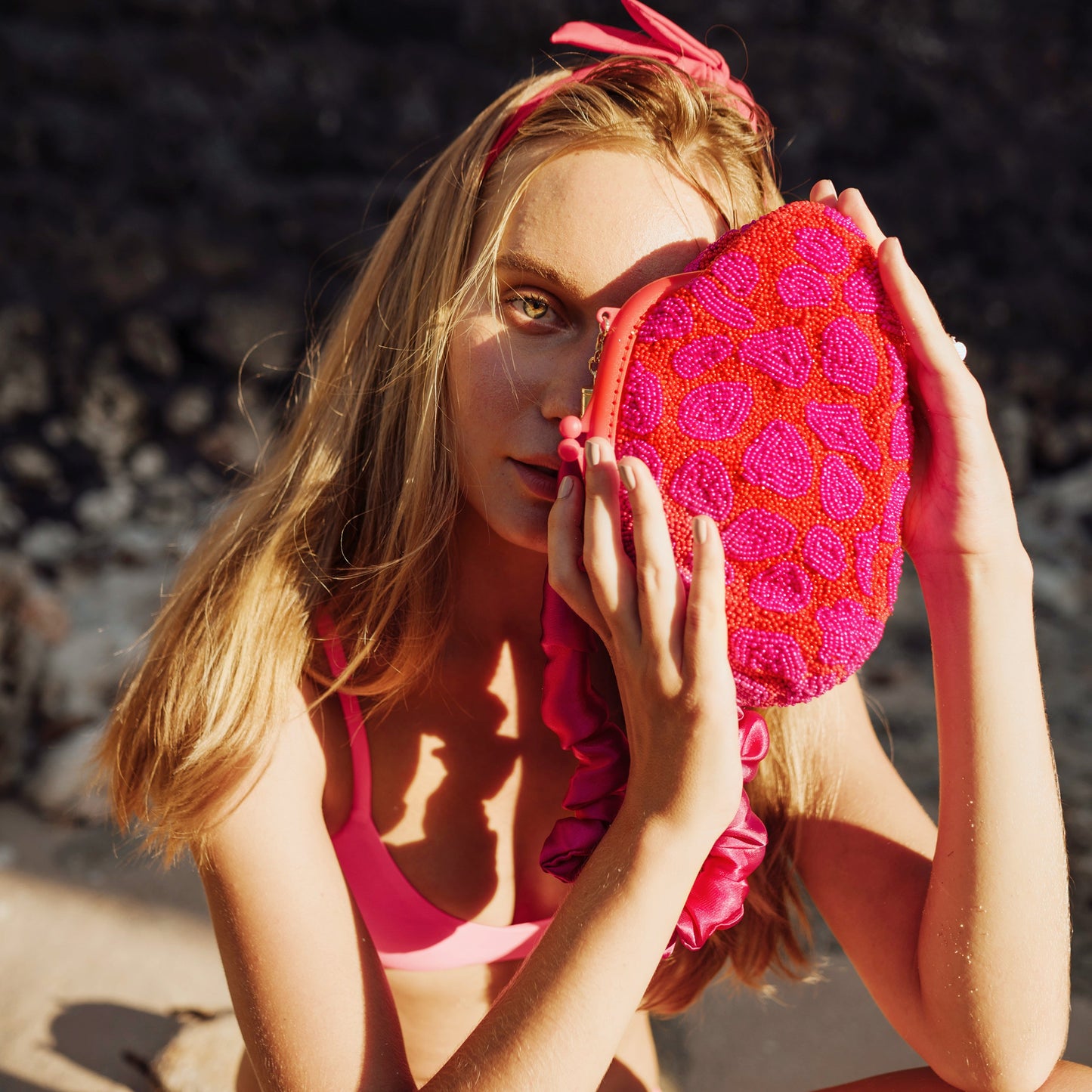 ARNOLDI JEAN Clutch con cuentas hechas a mano, en rojo y rosa