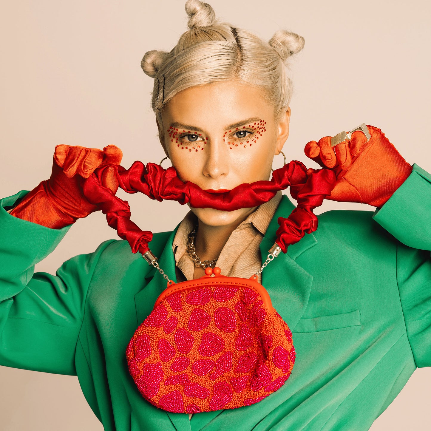 ARNOLDI JEAN Clutch con cuentas hechas a mano, en rojo y rosa