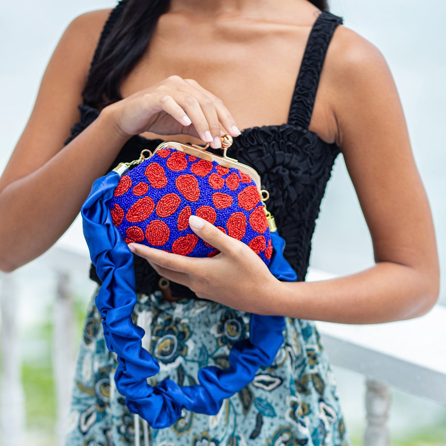 Clutch ARNOLDI Mandy con cuentas hechas a mano, en azul Saboya y rojo
