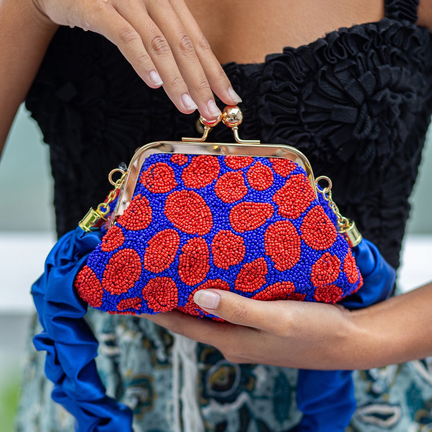 Clutch ARNOLDI Mandy con cuentas hechas a mano, en azul Saboya y rojo