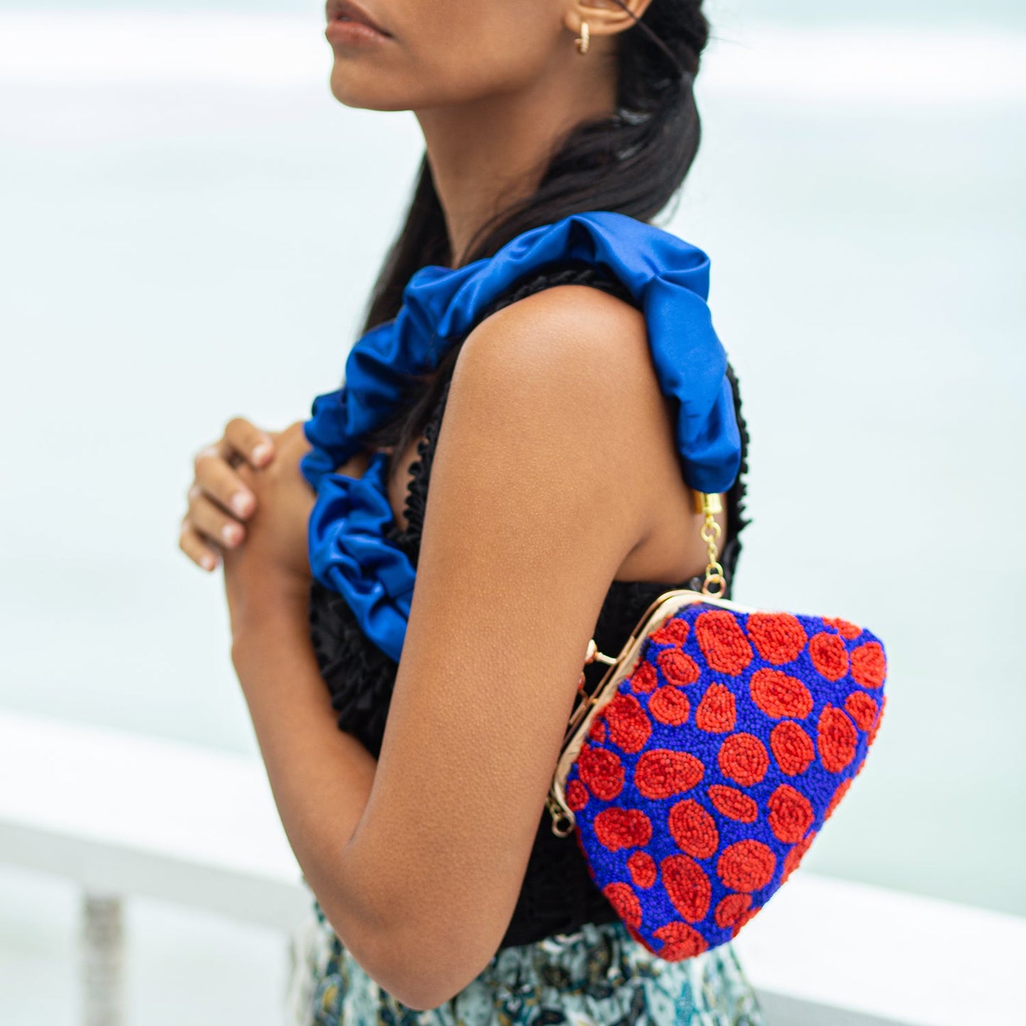 Clutch ARNOLDI Mandy con cuentas hechas a mano, en azul Saboya y rojo