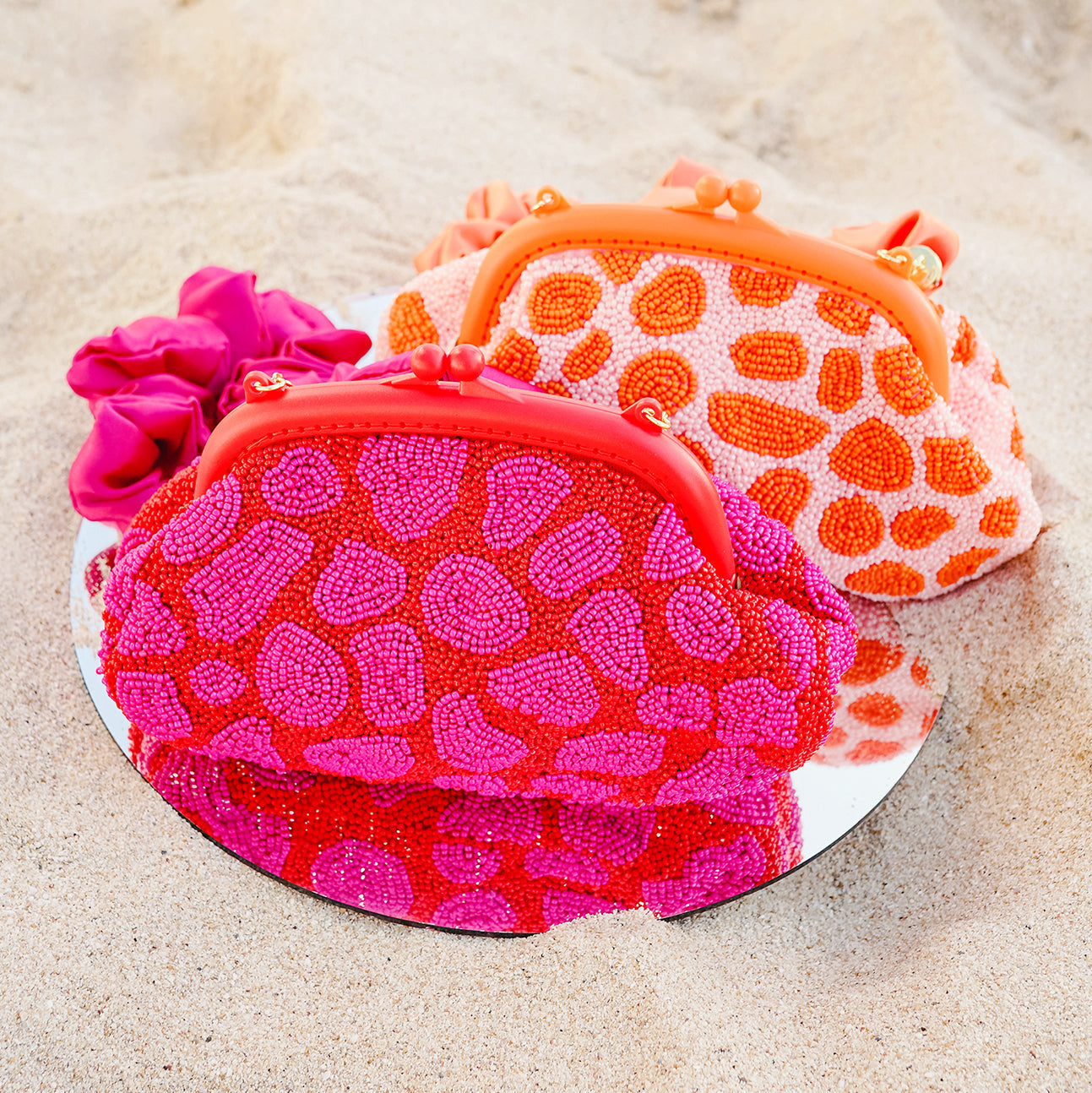 ARNOLDI JEAN Clutch con cuentas hechas a mano, en rojo y rosa