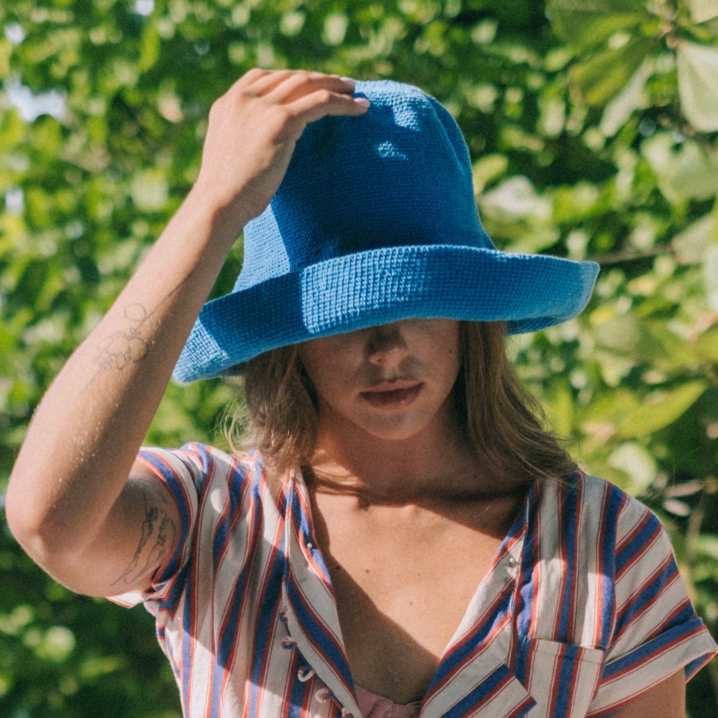 Gorro de crochet BLOOM en azul mosaico