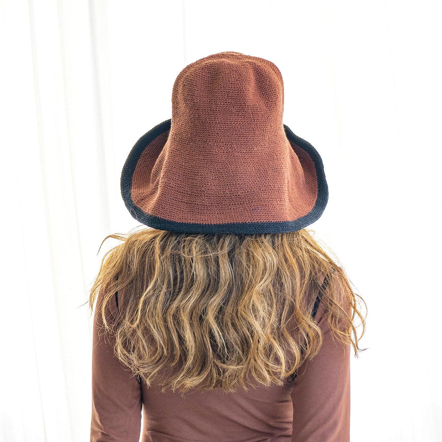Sombrero para el sol de crochet BLOOM LINE en marrón oscuro