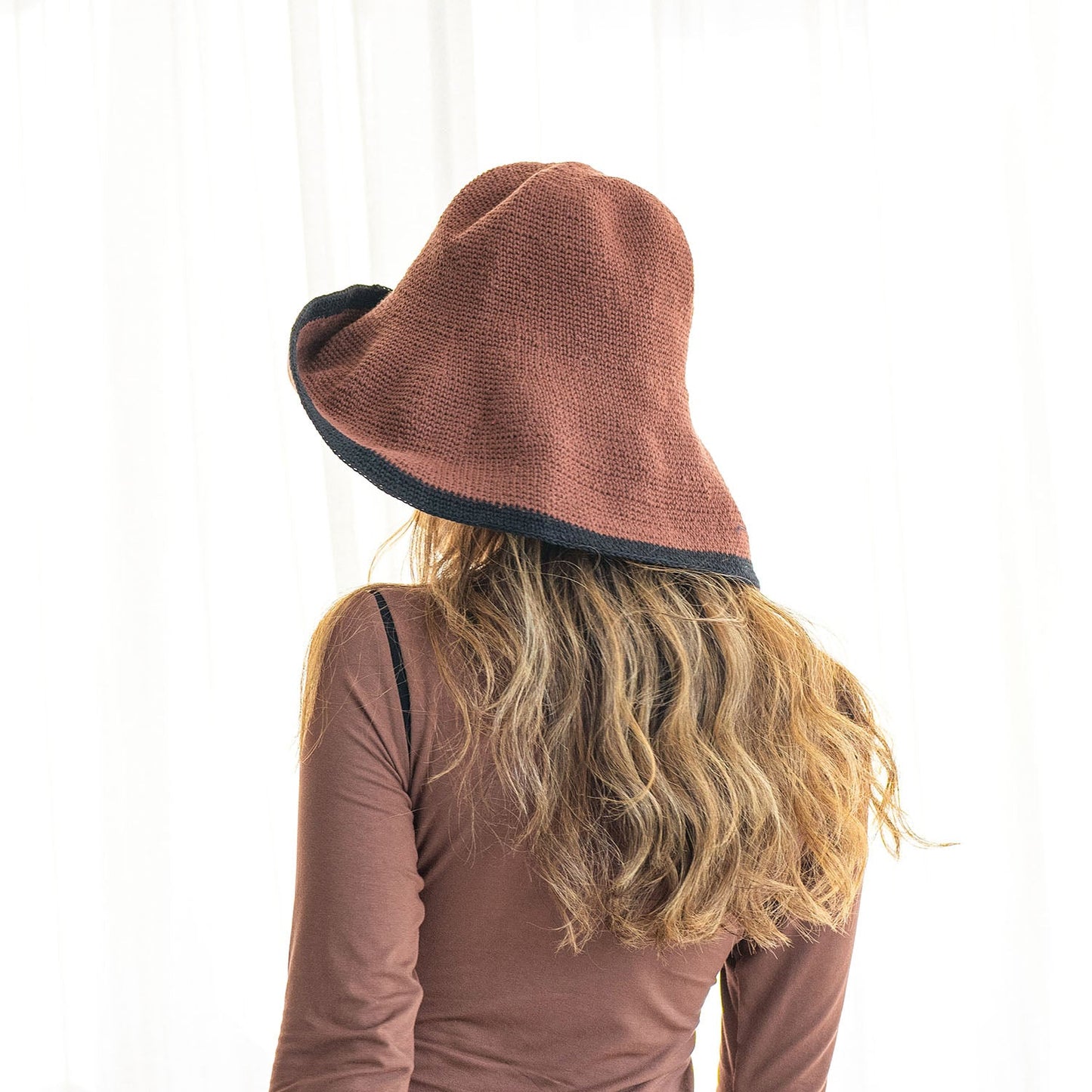 Sombrero para el sol de crochet BLOOM LINE en marrón oscuro