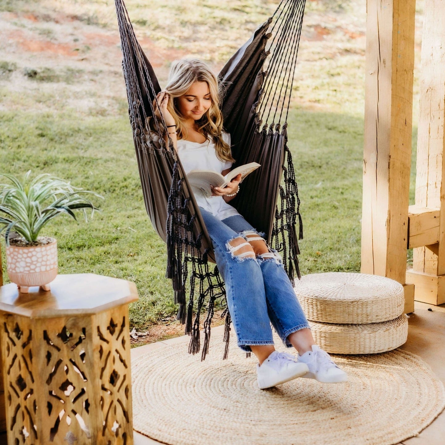 Silla hamaca colgante de macramé estilo boho gris | SERENA