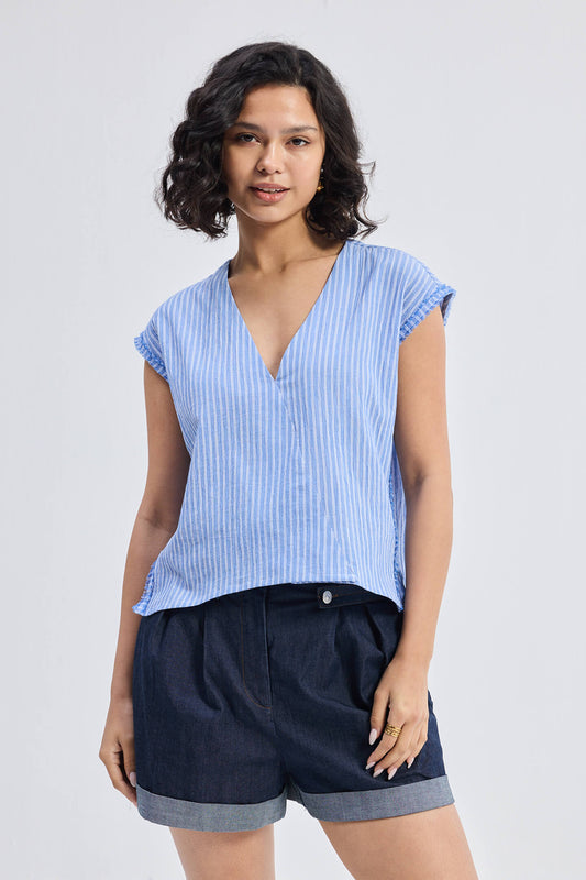 Top amplio con cuello de pico y detalle deshilachado
