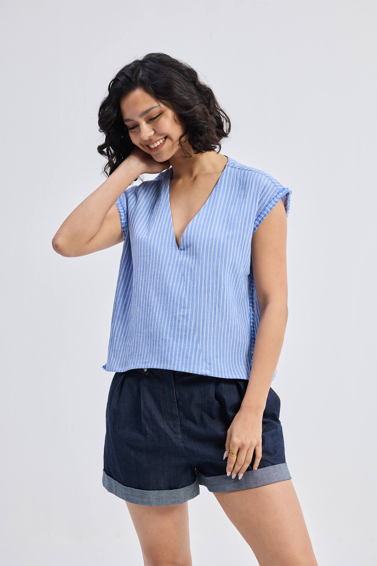 Top amplio con cuello de pico y detalle deshilachado