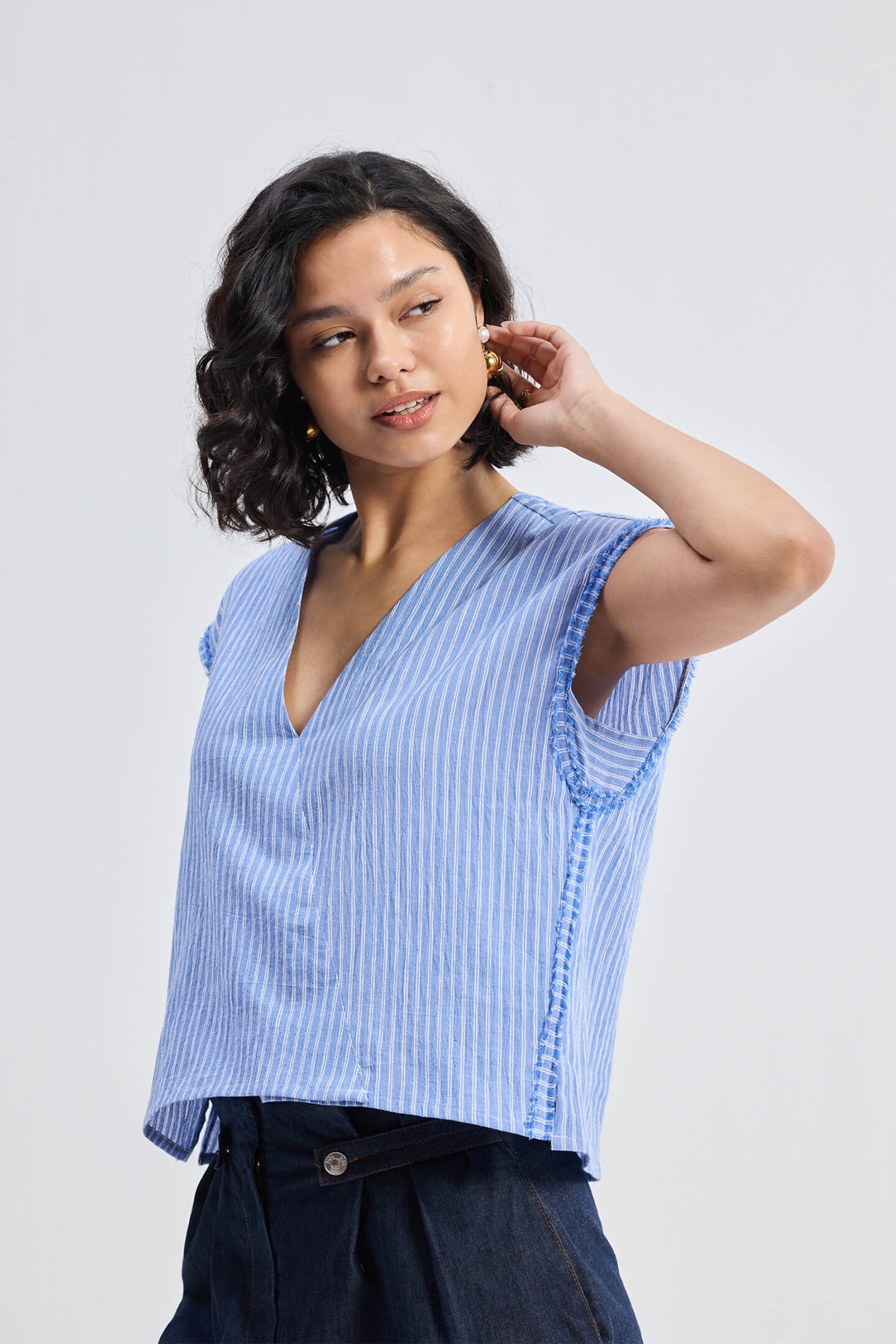 Top amplio con cuello de pico y detalle deshilachado