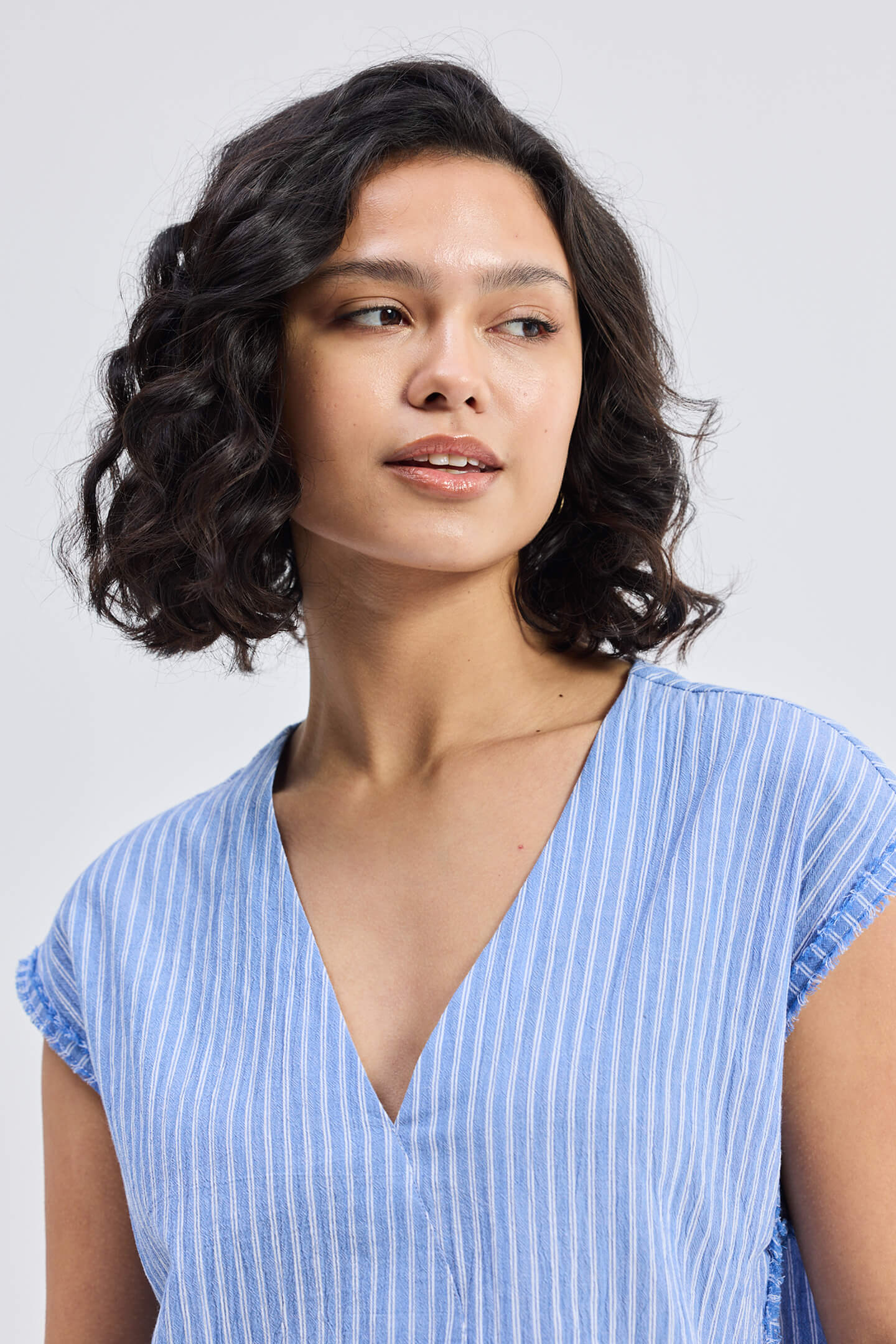 Top amplio con cuello de pico y detalle deshilachado