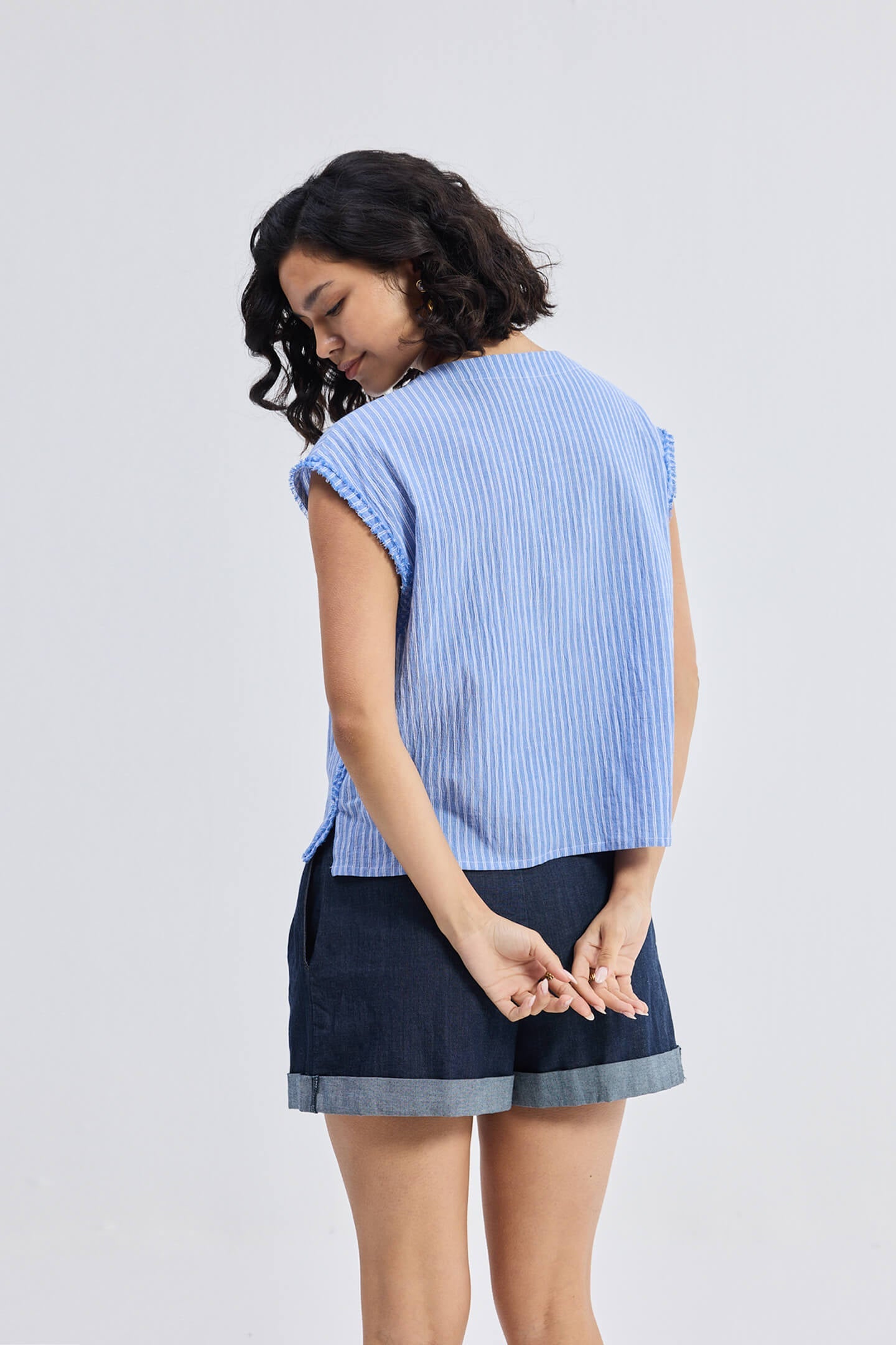 Top amplio con cuello de pico y detalle deshilachado